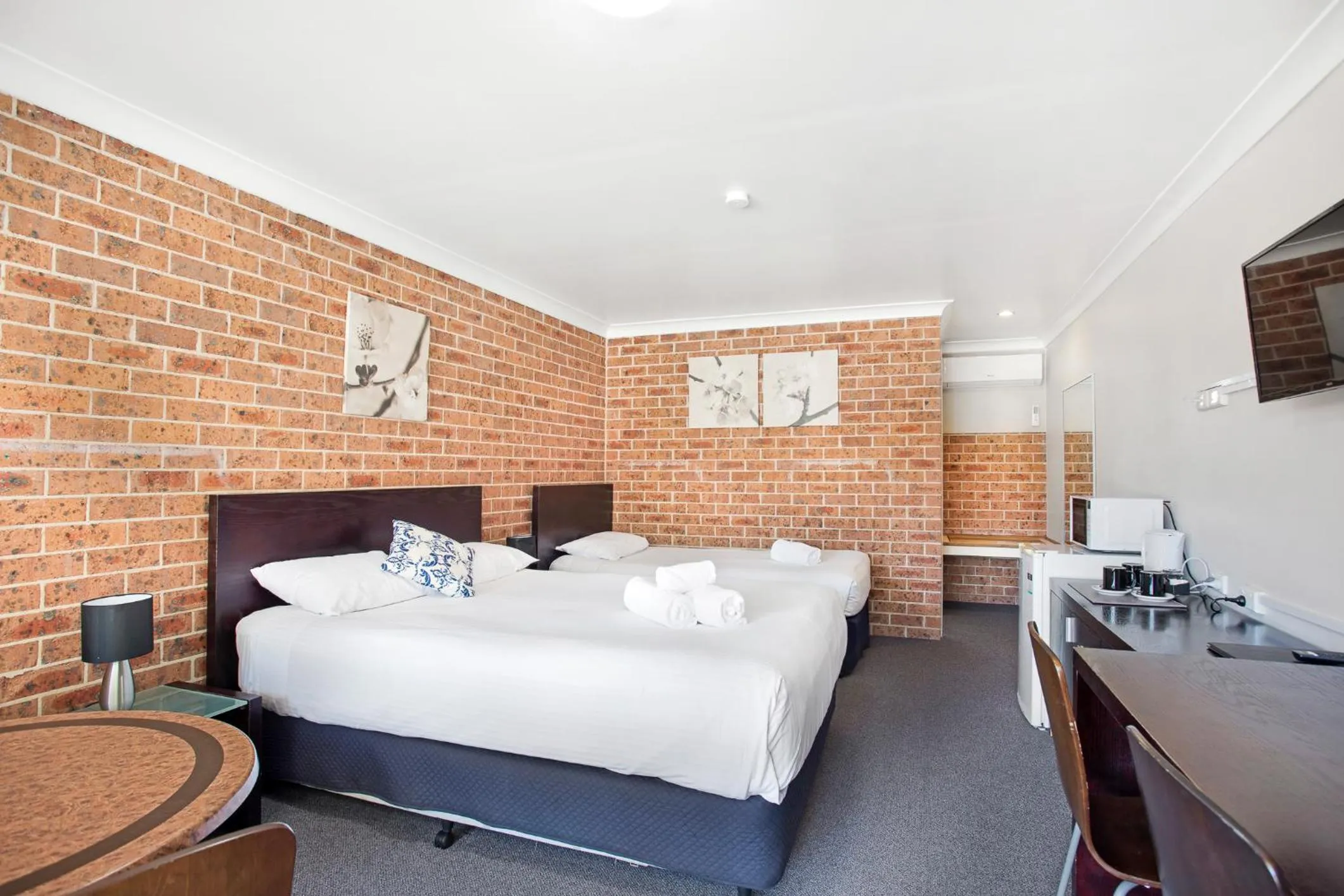 Photo of the whole room, Bed in Lake Macquarie Motor Inn