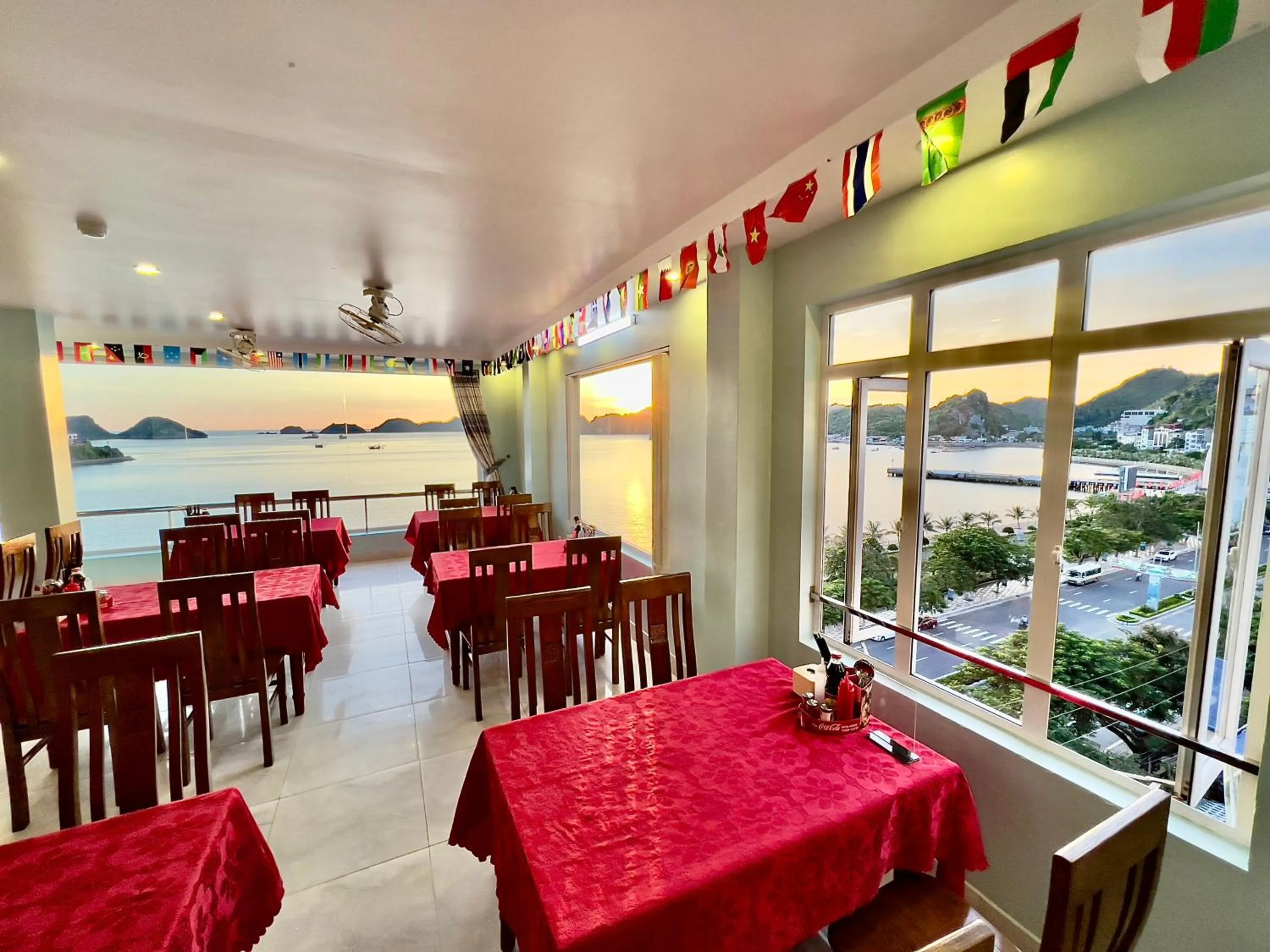 Restaurant/places to eat in Phoenix Flower Hotel