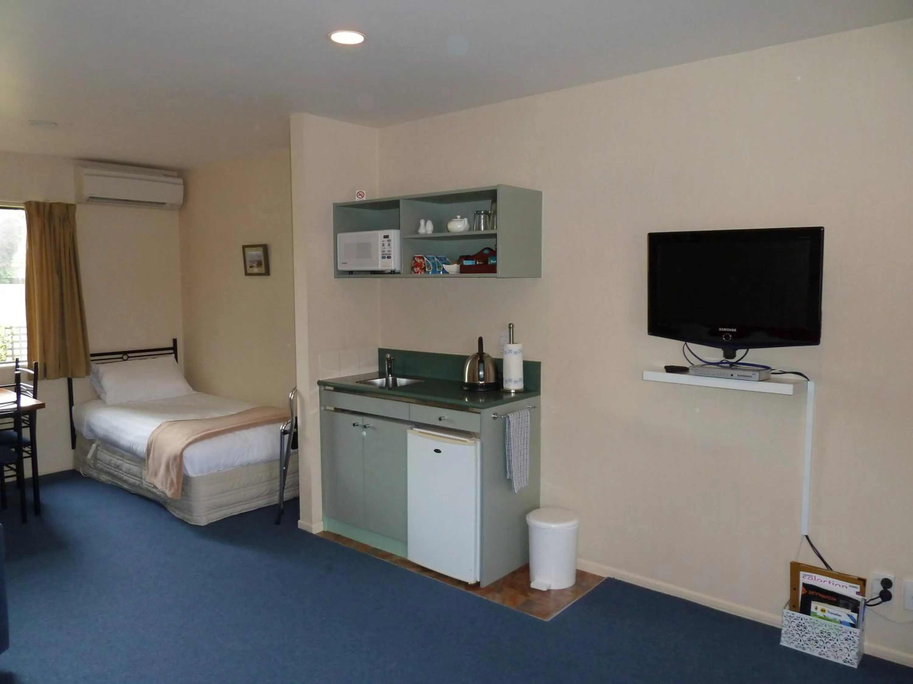 Kitchen or kitchenette, Bed in South Park Motel