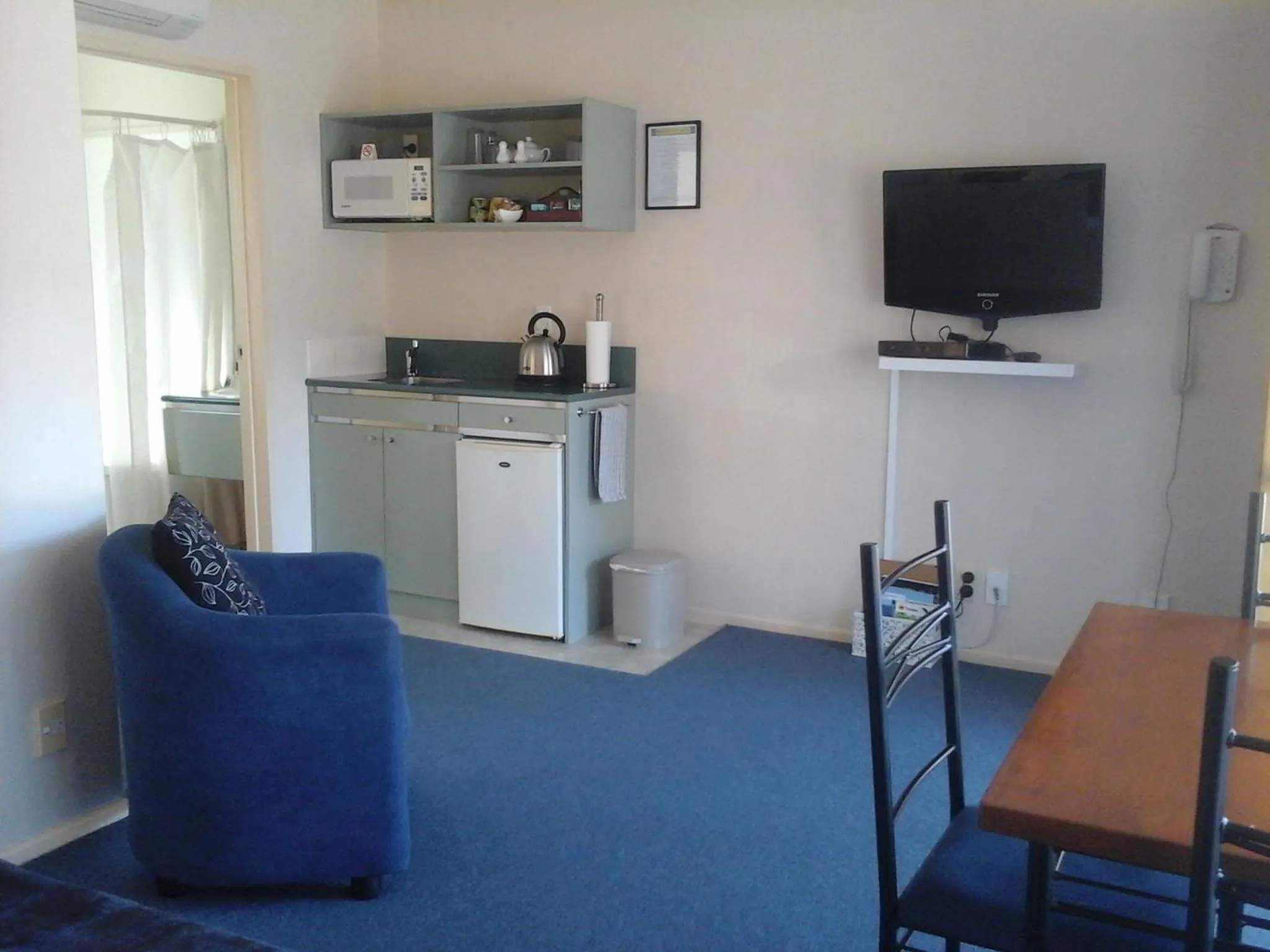 Kitchen or kitchenette in South Park Motel