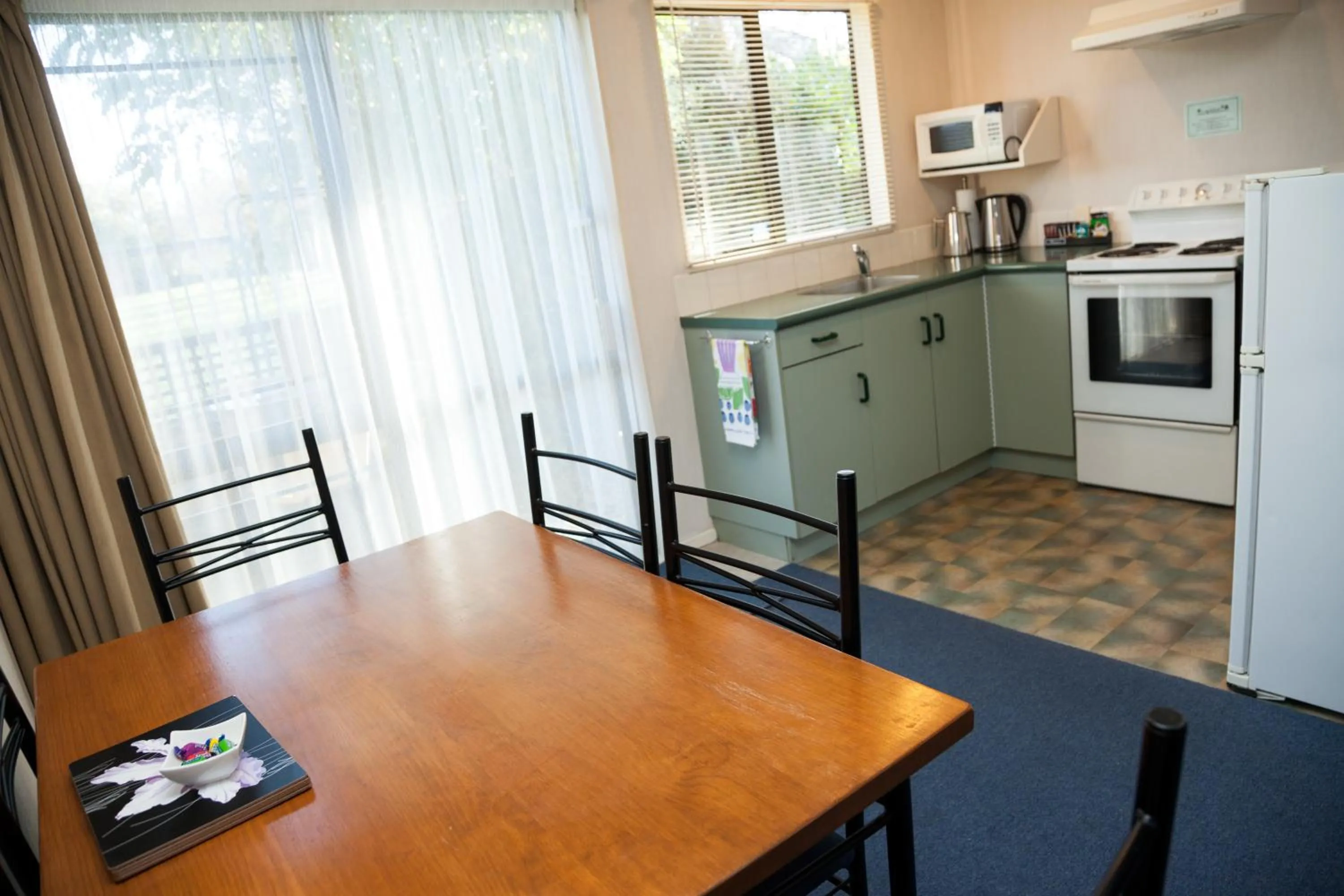 Kitchen or kitchenette in South Park Motel