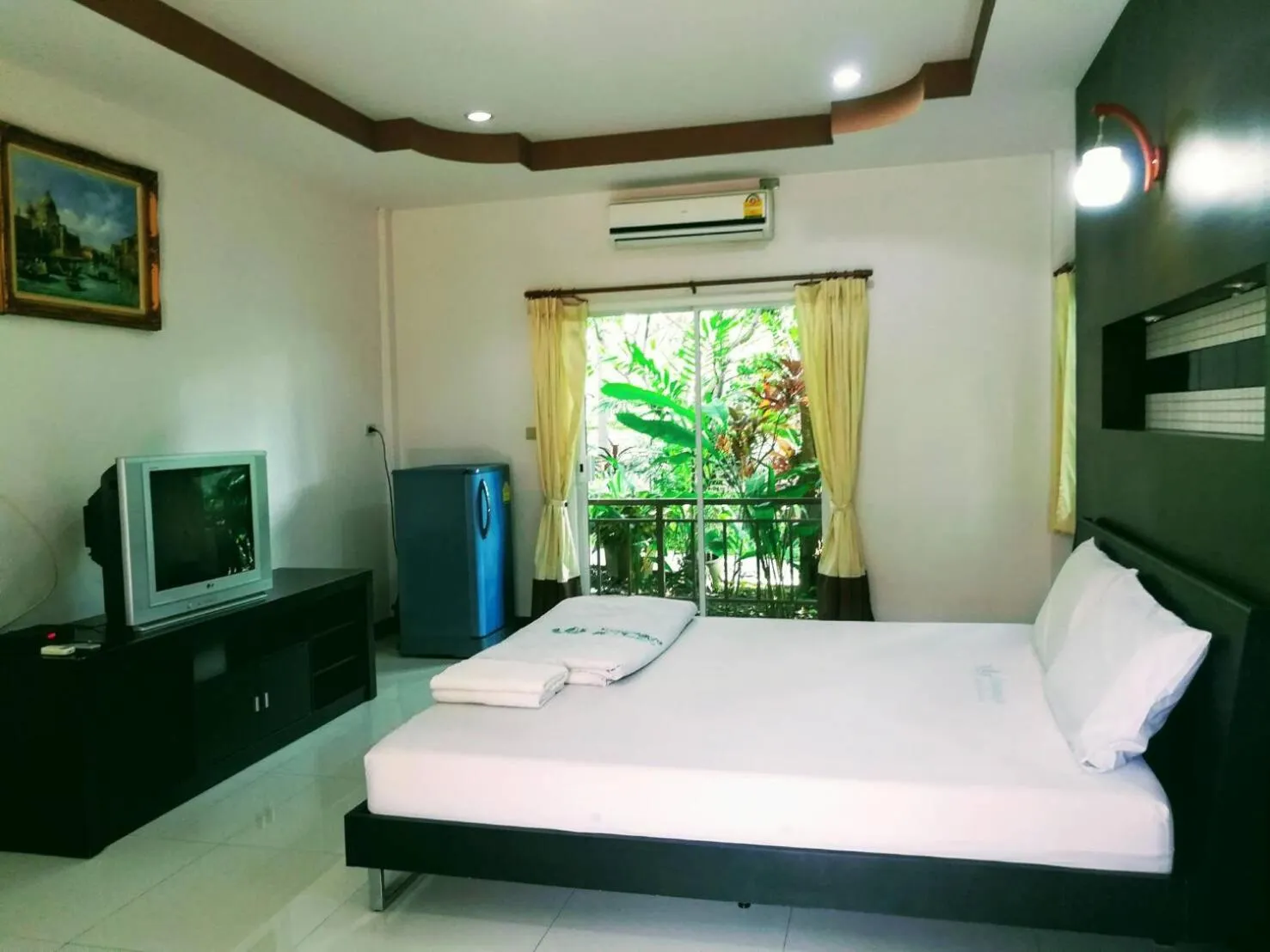 Bed in Pluluang Mansion