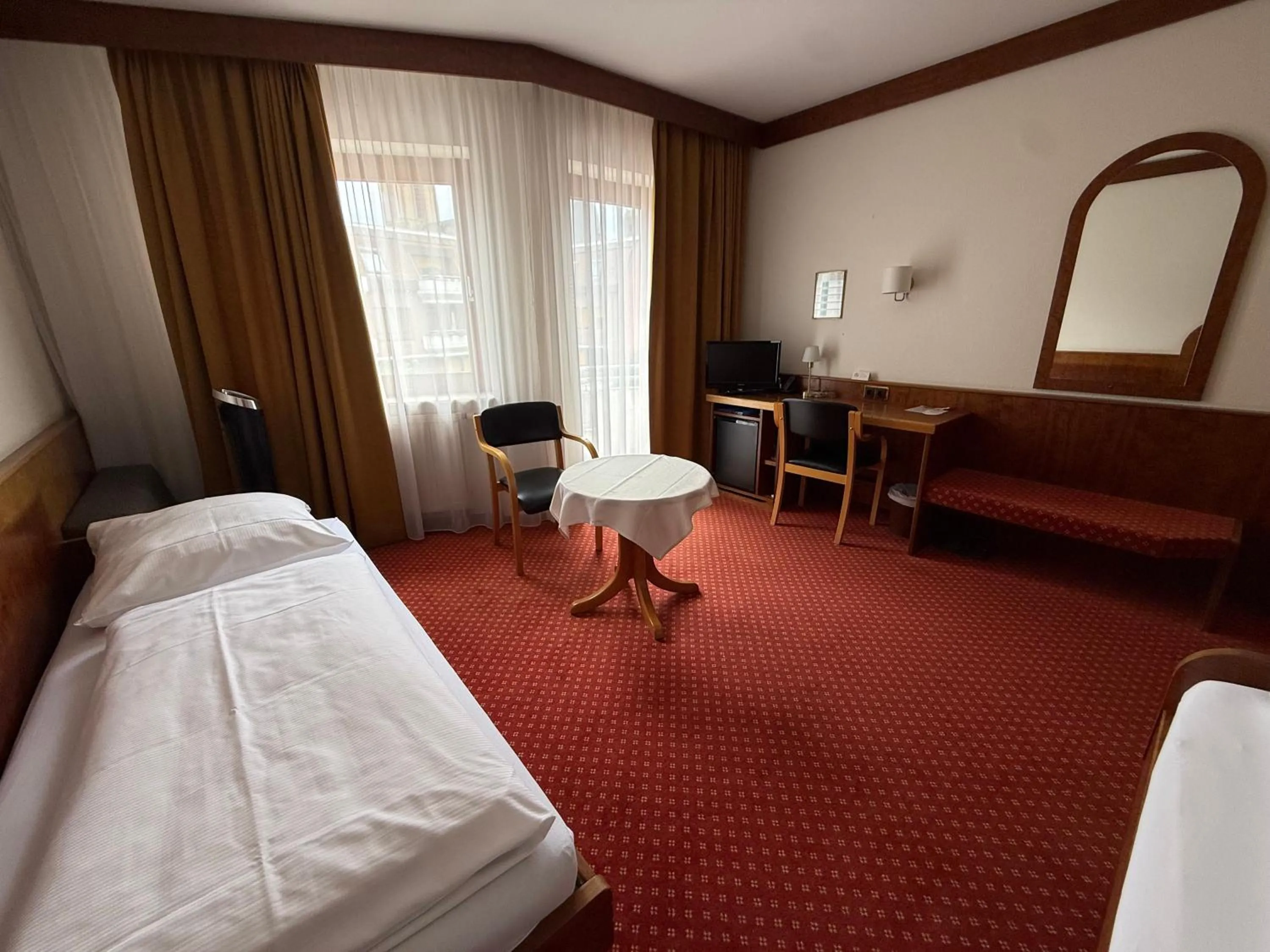 Photo of the whole room, Bed in Hotel Post Viernheim