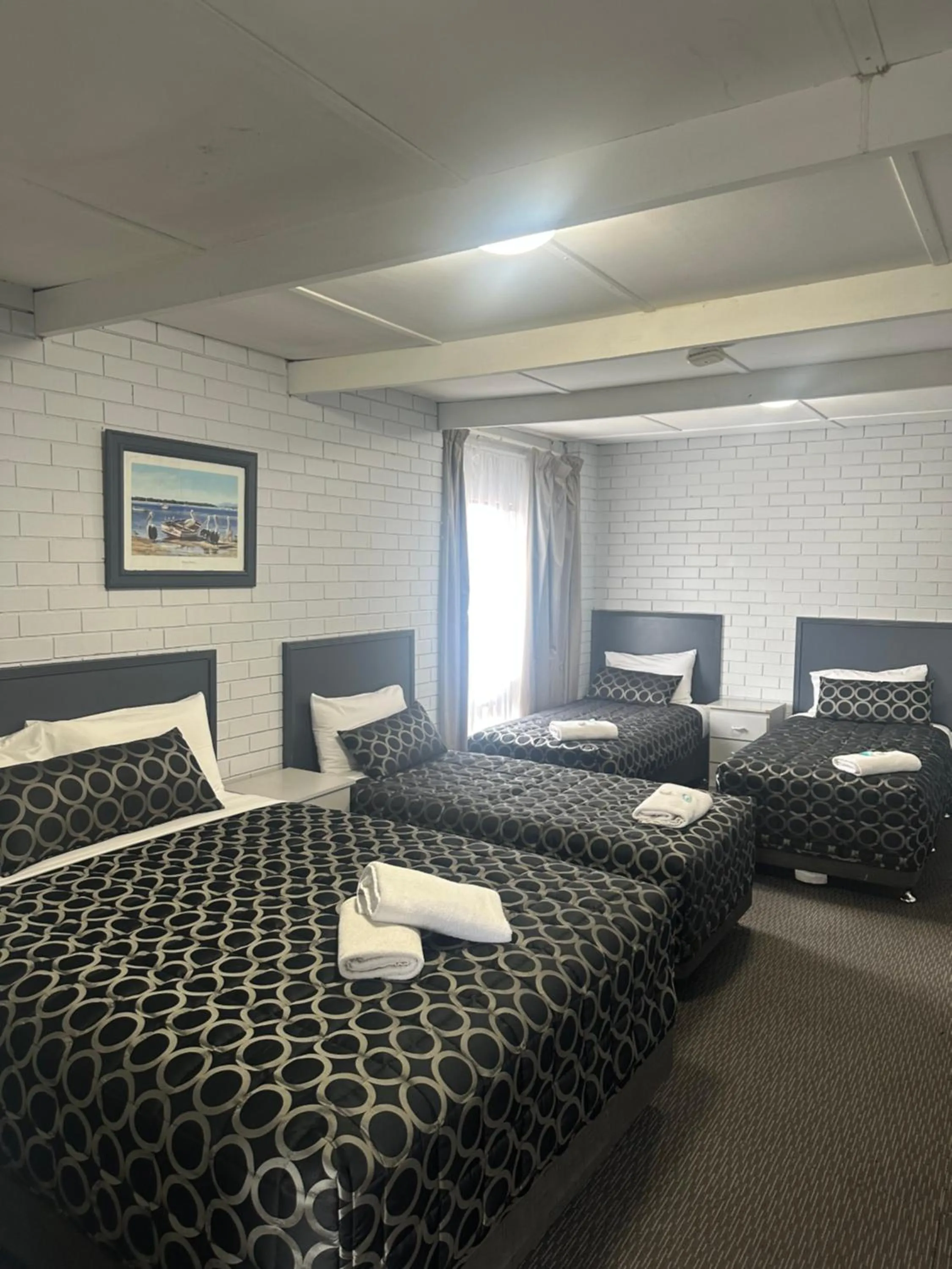 Bedroom, Bed in Fig Tree Motel