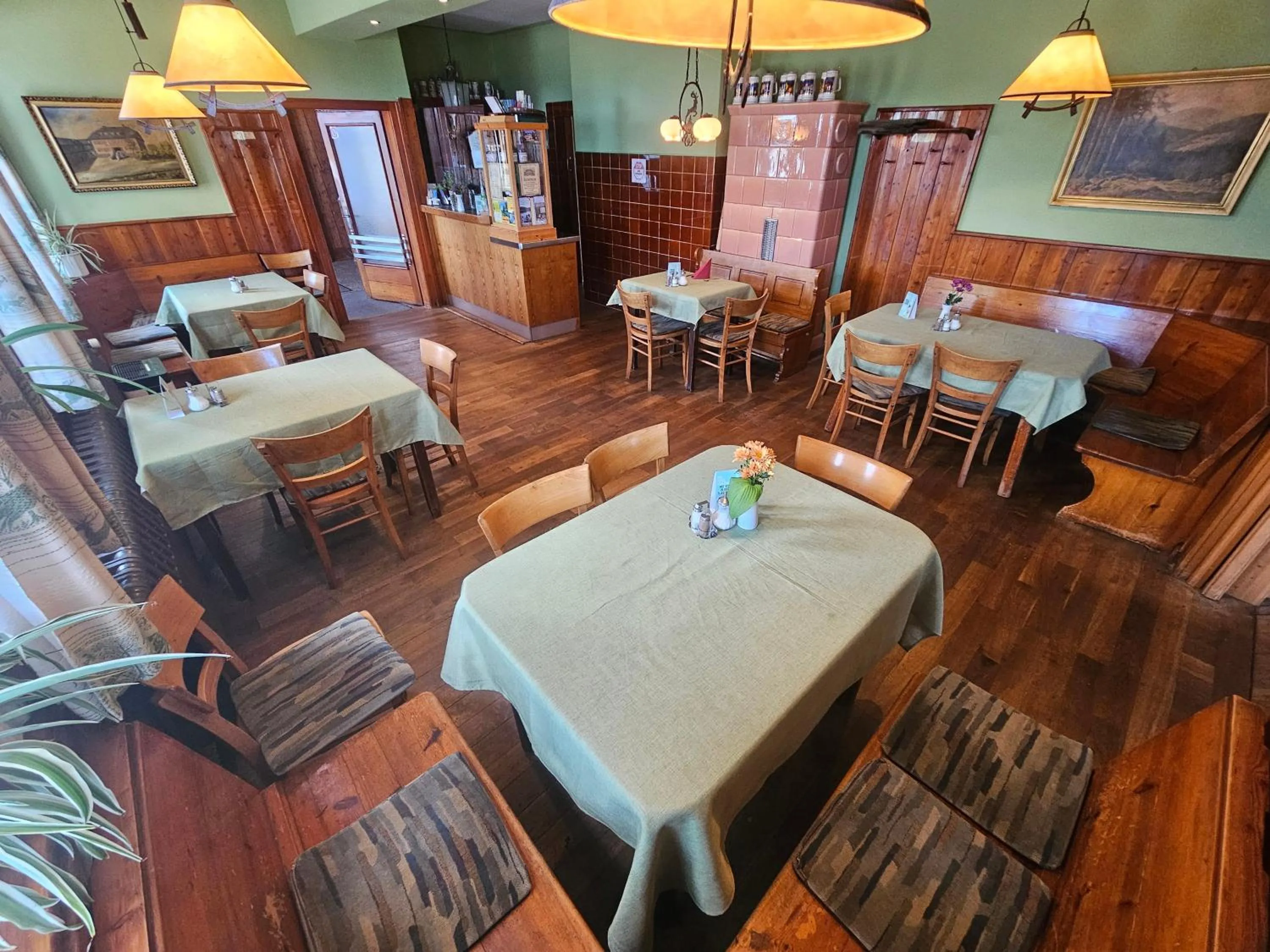 Restaurant/places to eat in Zum Roten Hirsch im Grünen Wald