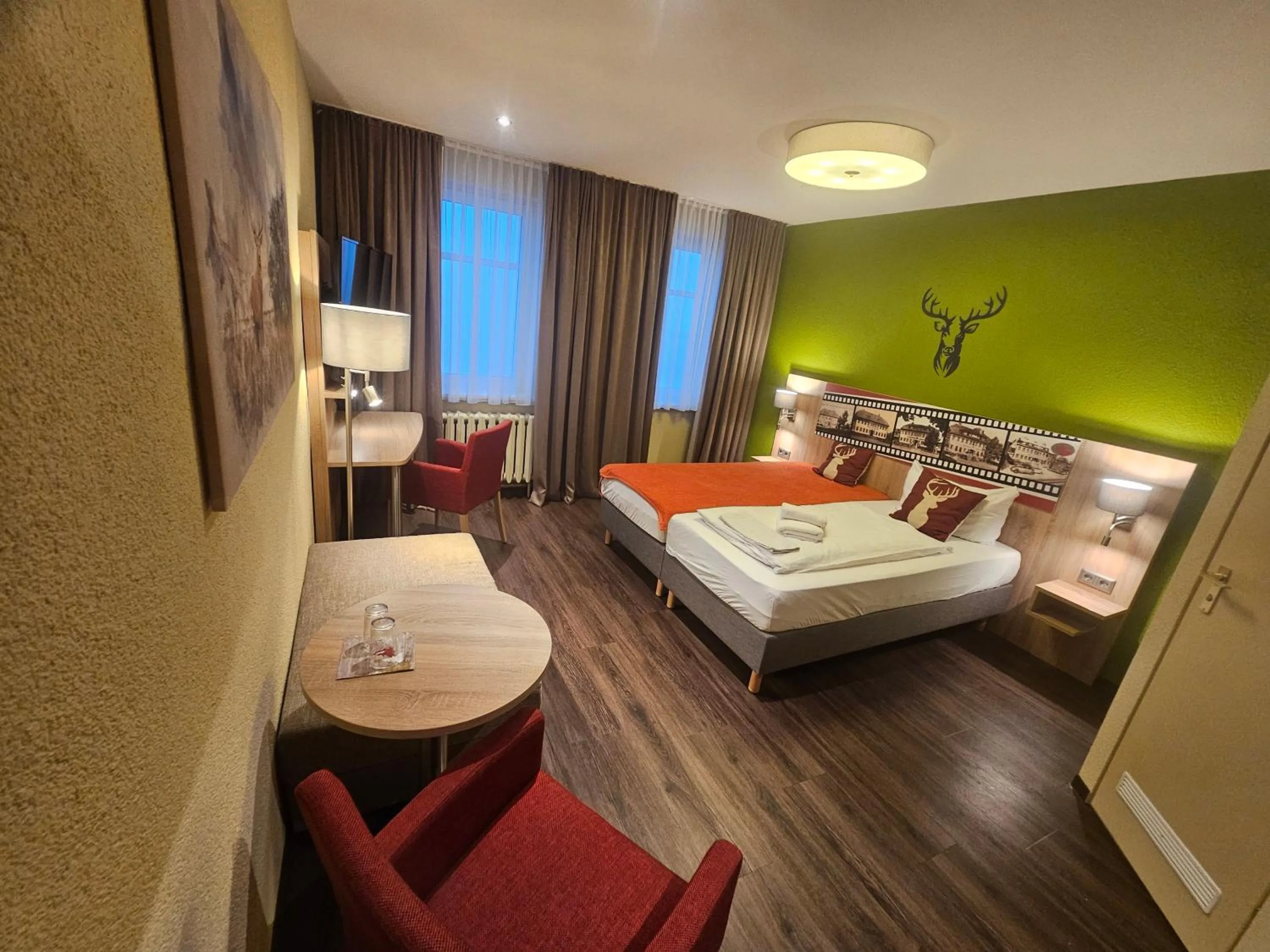 Photo of the whole room, Bed in Zum Roten Hirsch im Grünen Wald