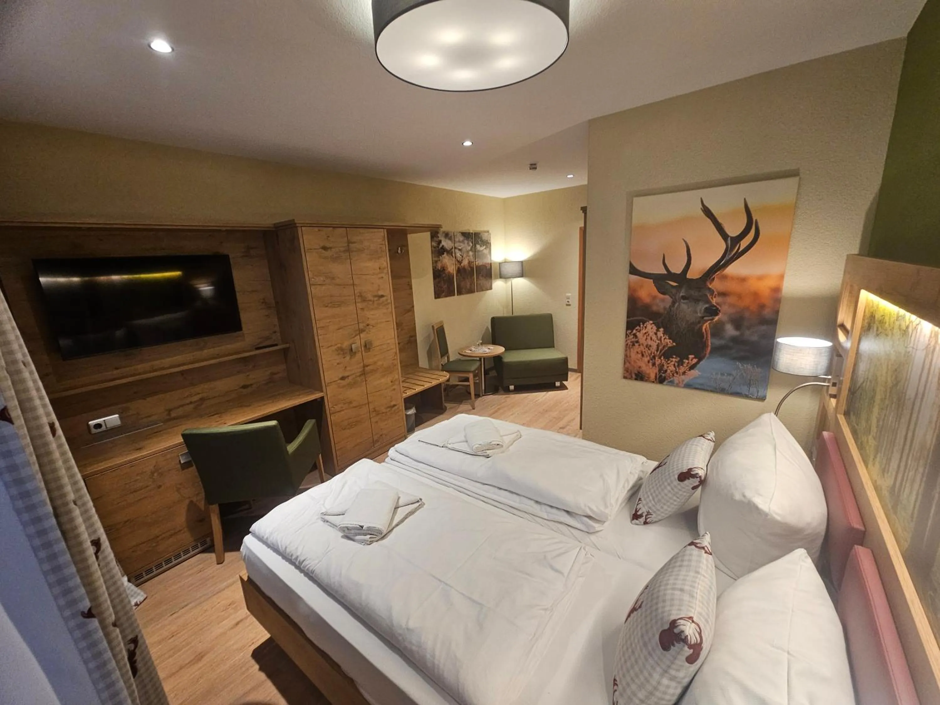 Photo of the whole room, Bed in Zum Roten Hirsch im Grünen Wald