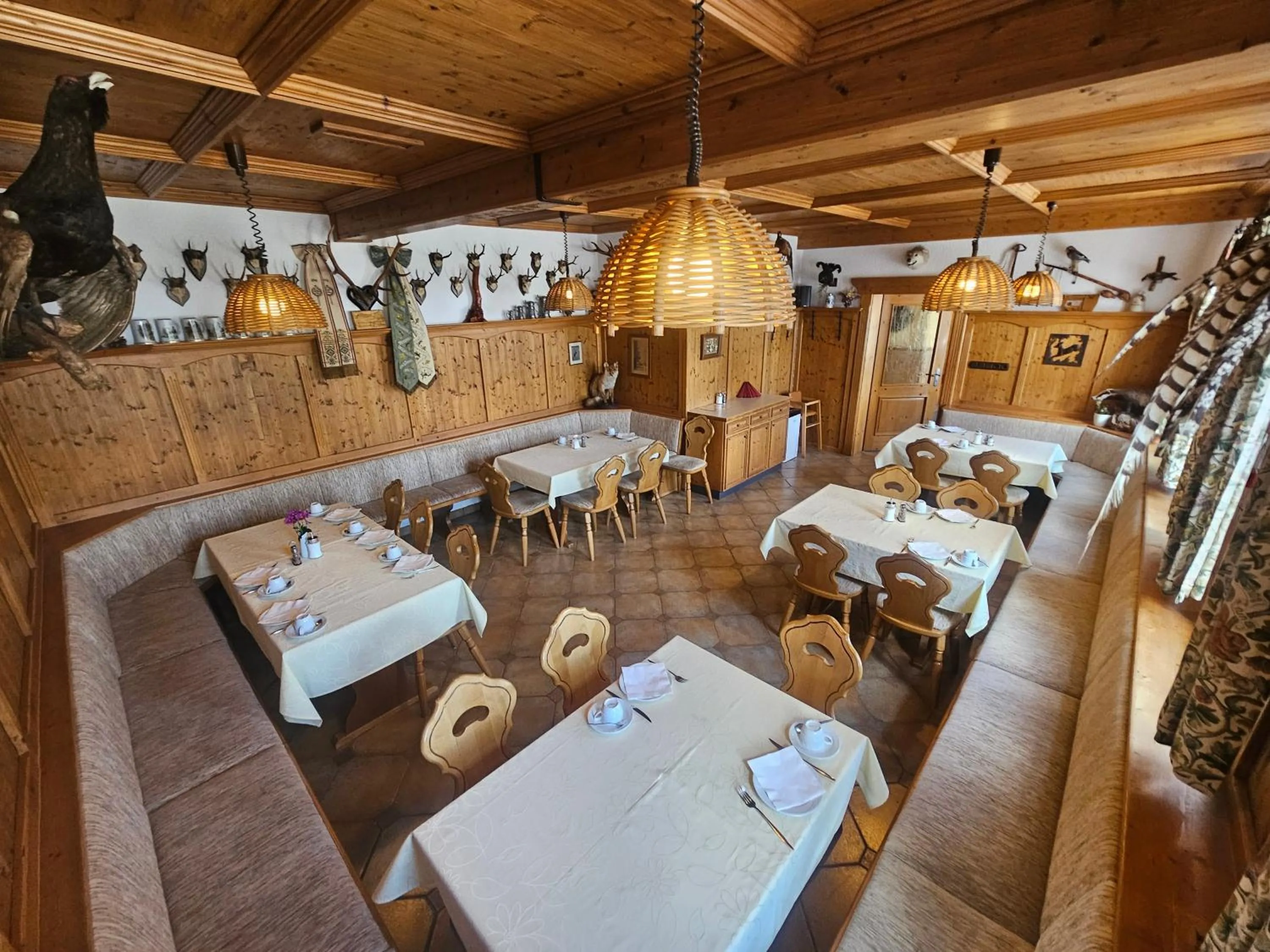 Restaurant/places to eat in Zum Roten Hirsch im Grünen Wald