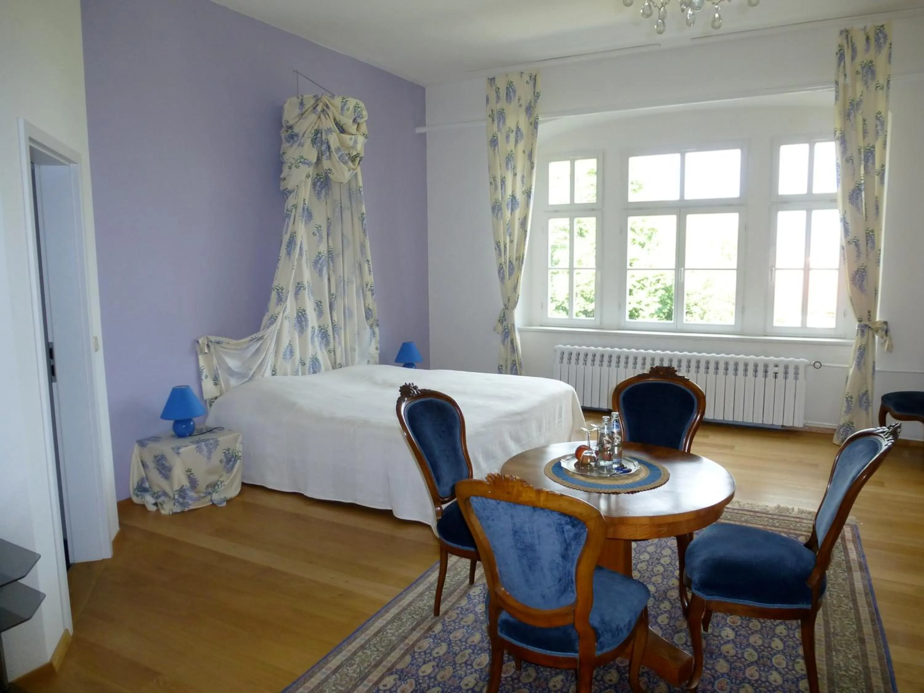 Photo of the whole room, Bed in Schloss Hotel Wallhausen
