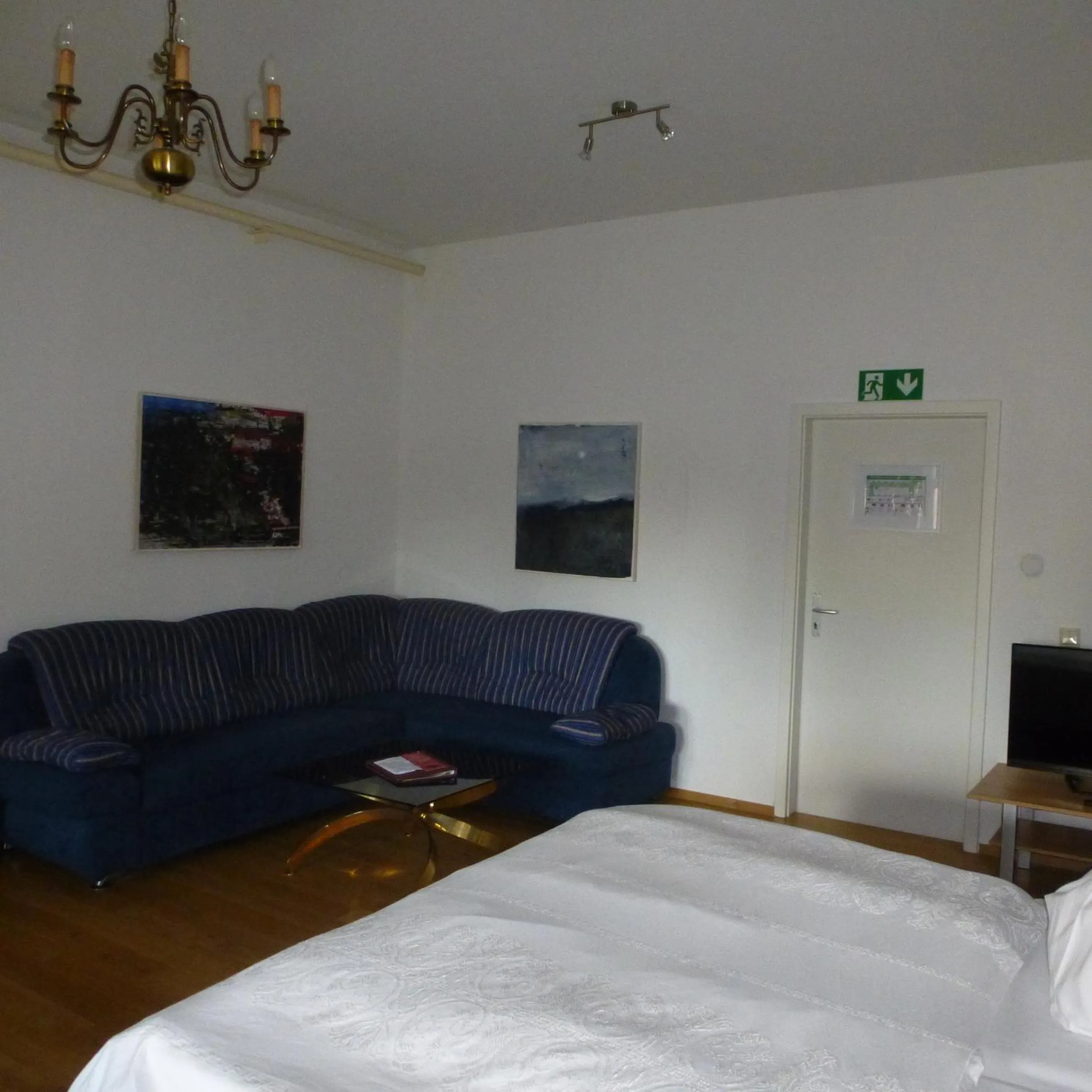Photo of the whole room, Bed in Schloss Hotel Wallhausen
