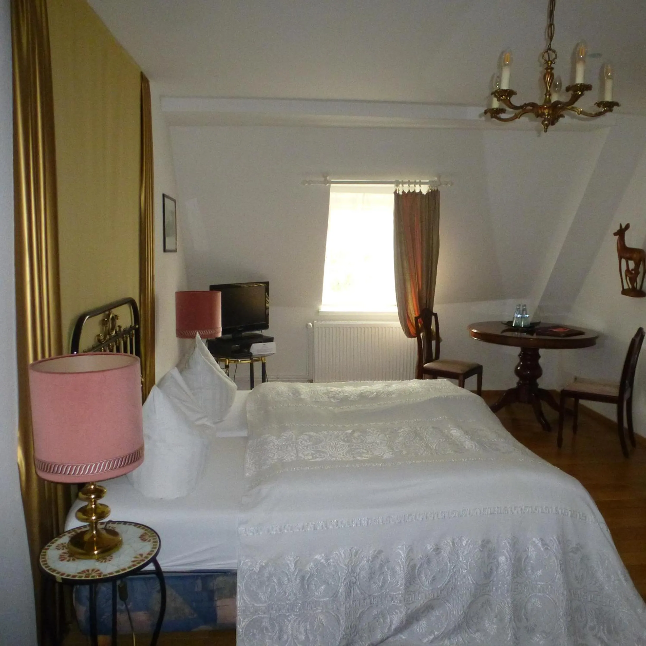 Photo of the whole room, Bed in Schloss Hotel Wallhausen