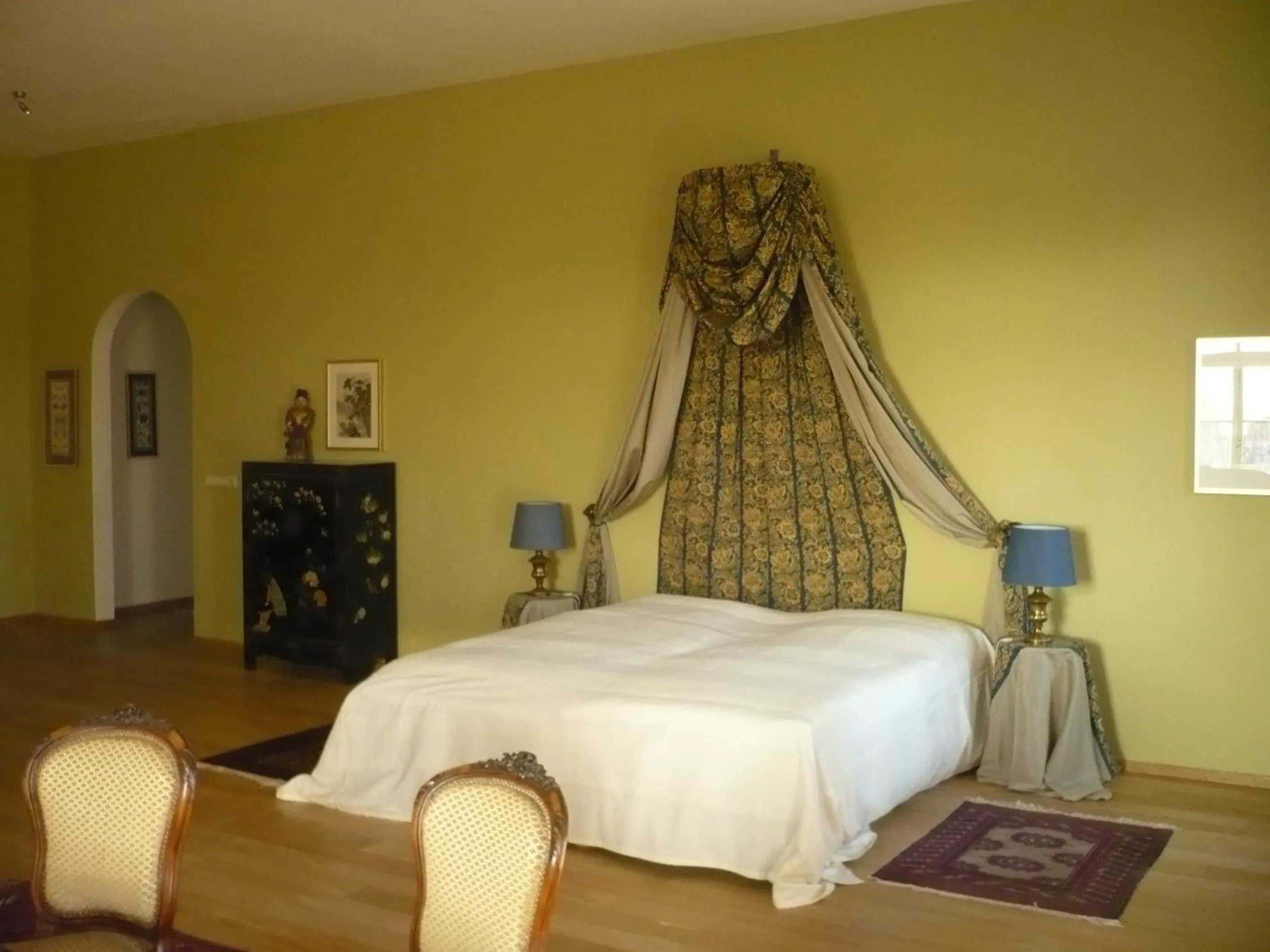 Photo of the whole room, Bed in Schloss Hotel Wallhausen