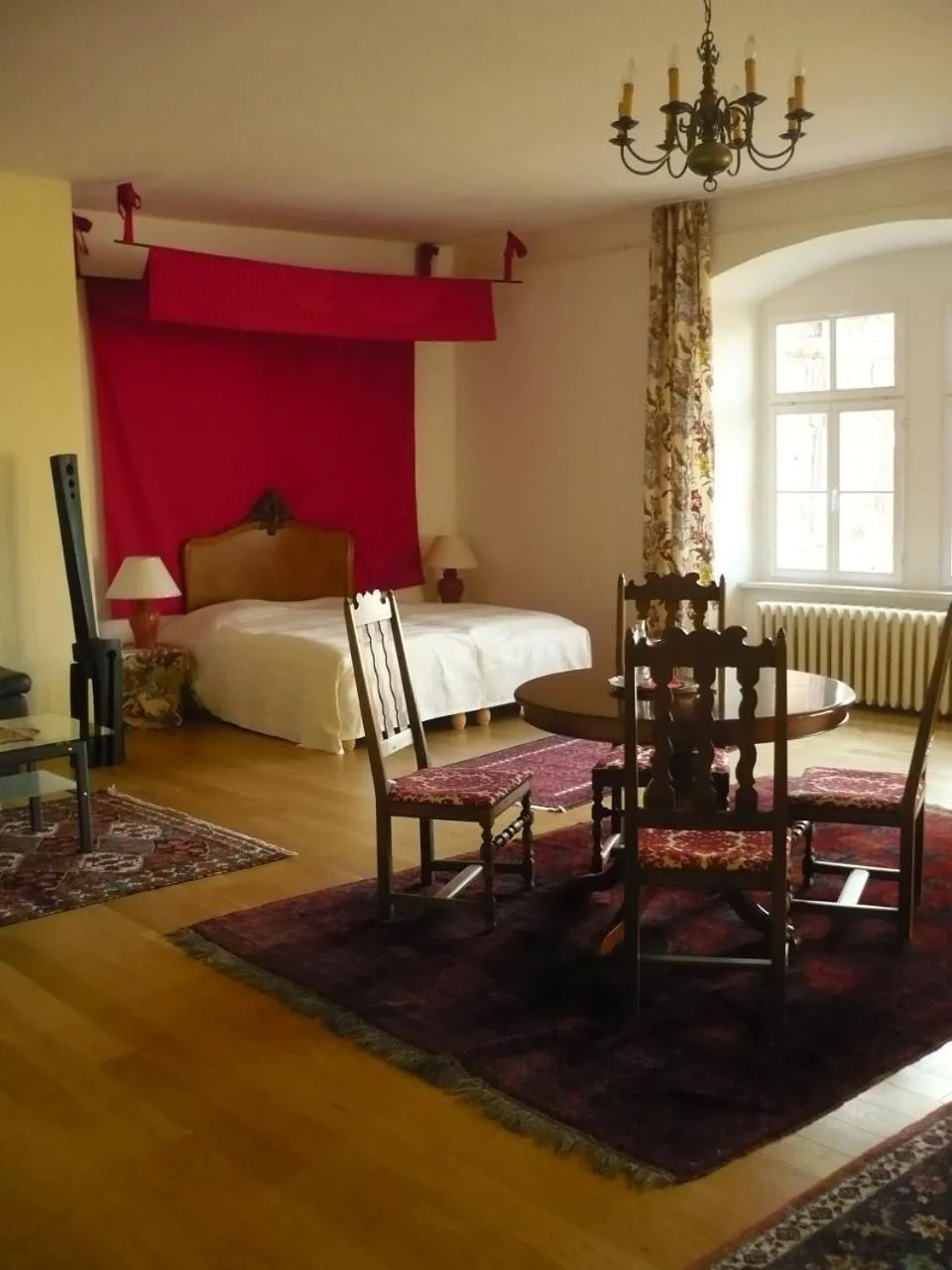 Photo of the whole room, Bed in Schloss Hotel Wallhausen