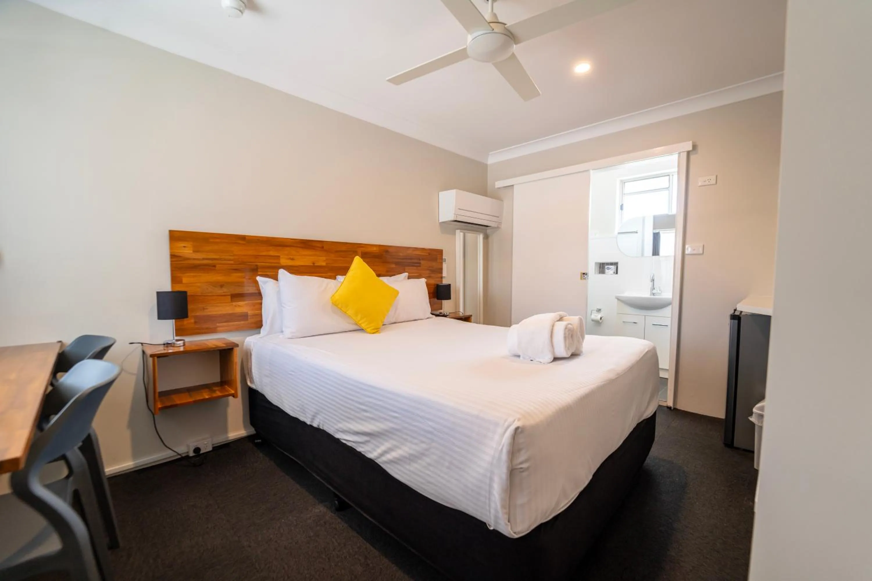 Photo of the whole room, Bed in Nowra Motor Inn