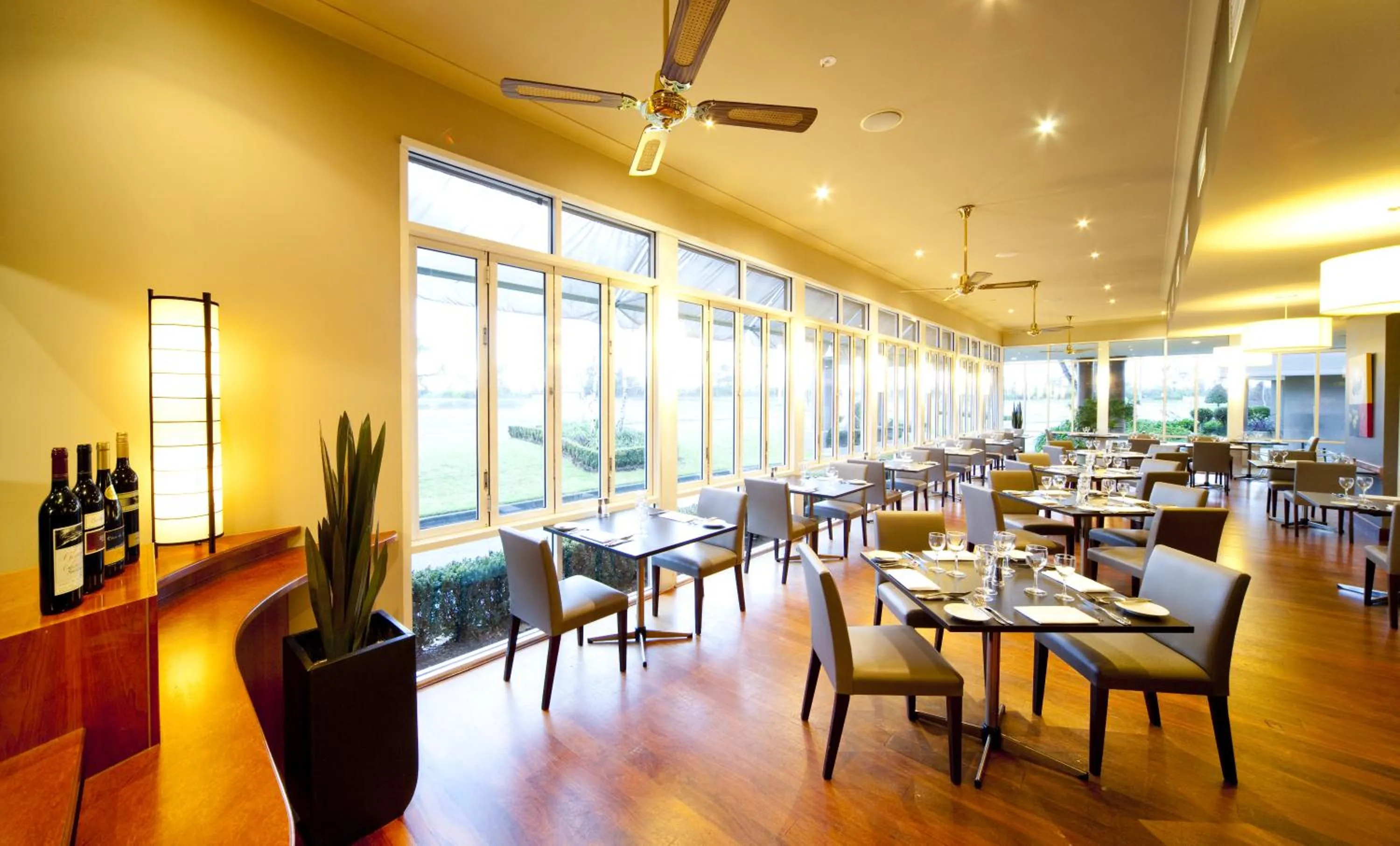 Restaurant/places to eat in Century Inn