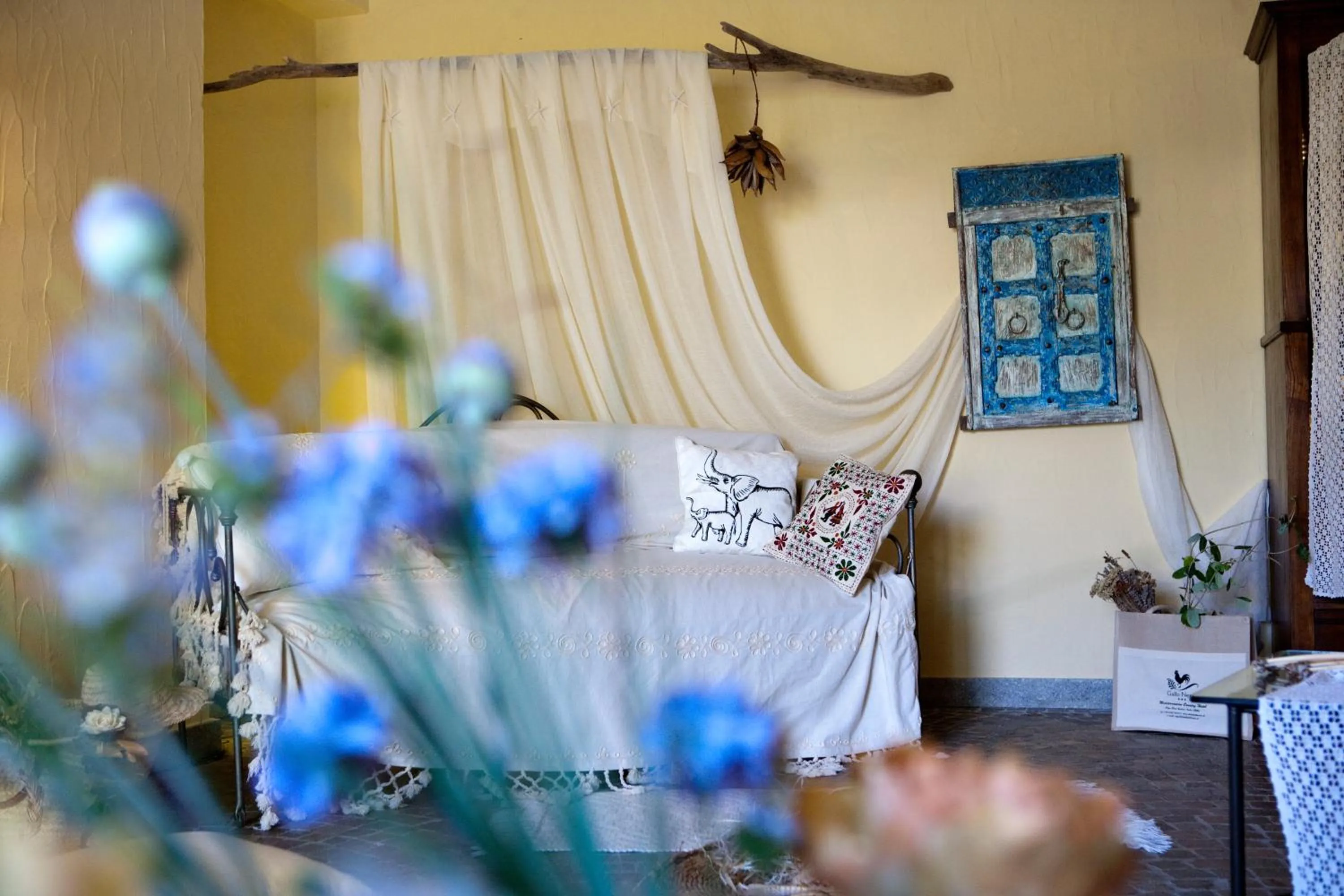 Seating area, Bed in Hotel Gallo Nero