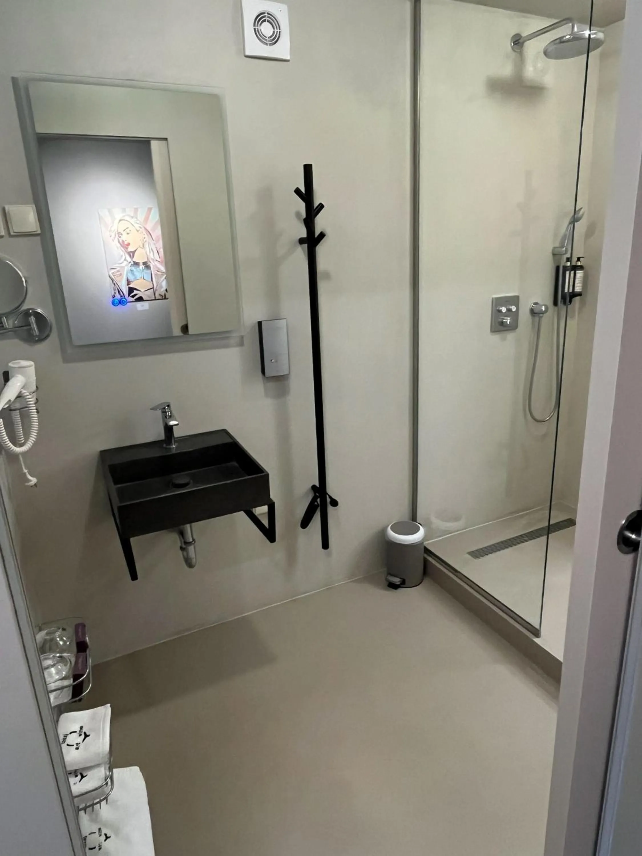 Shower in Barka Galéria Hotel és Étterem