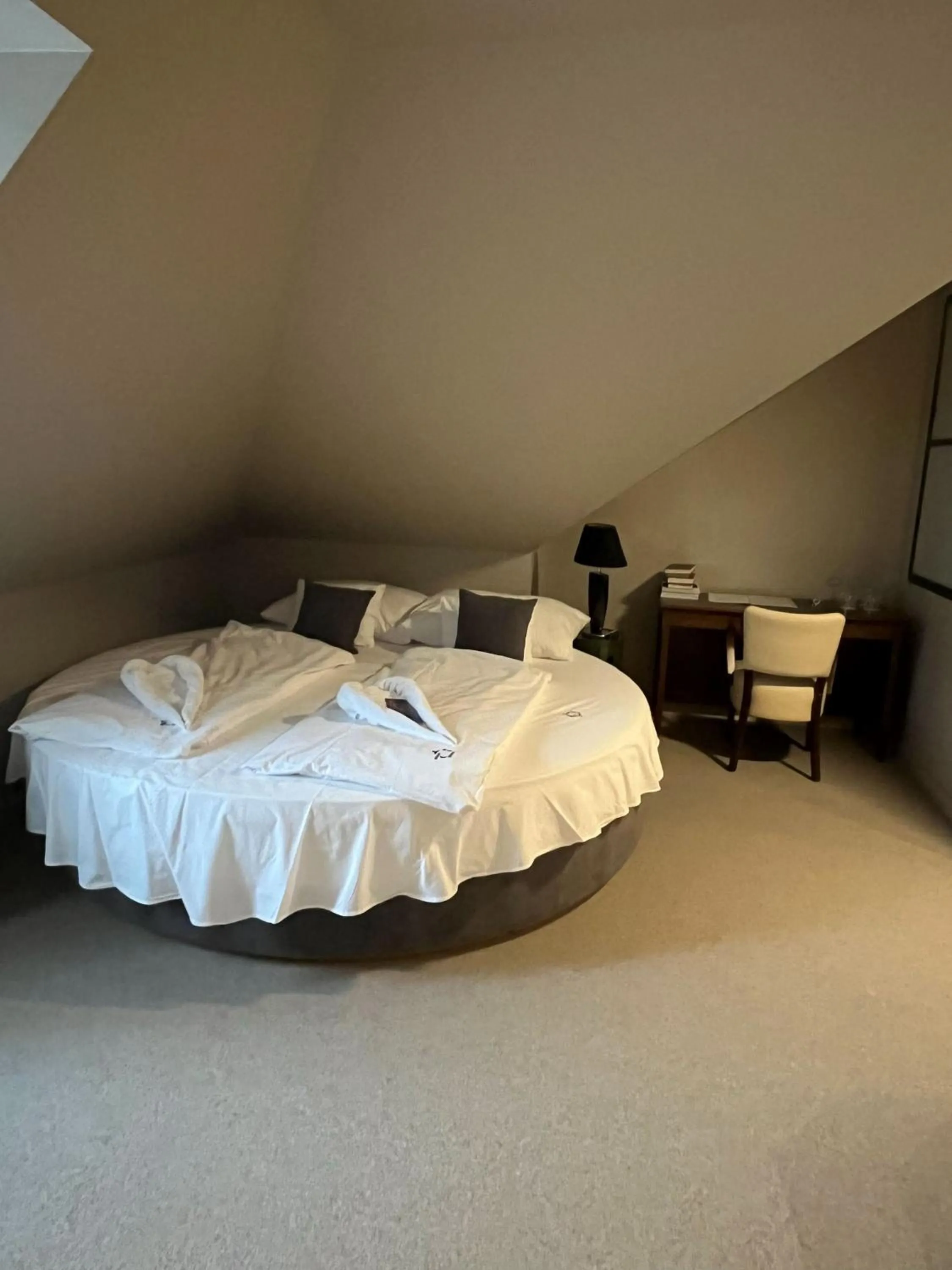 Bed in Barka Galéria Hotel és Étterem