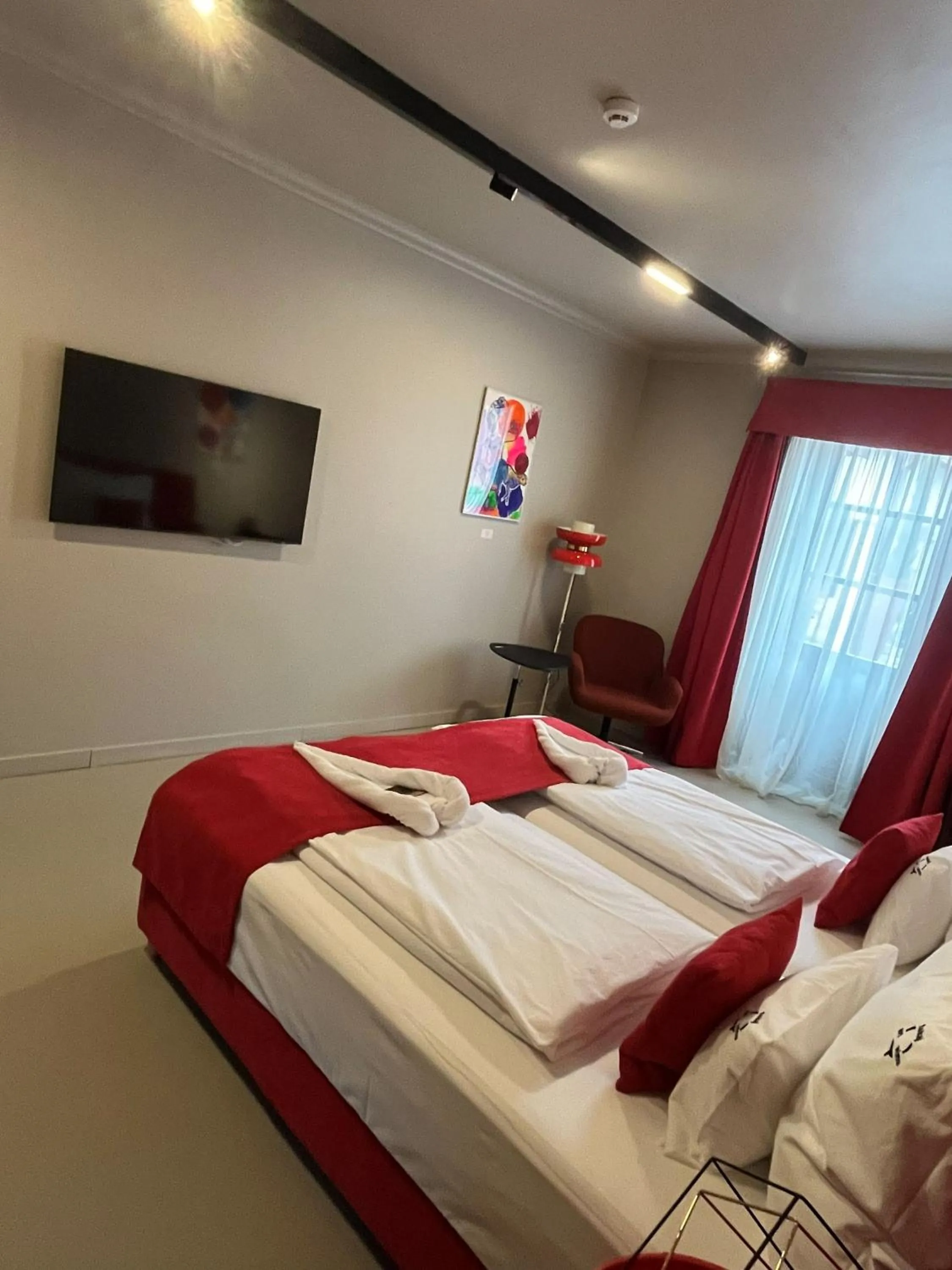 Bed in Barka Galéria Hotel és Étterem