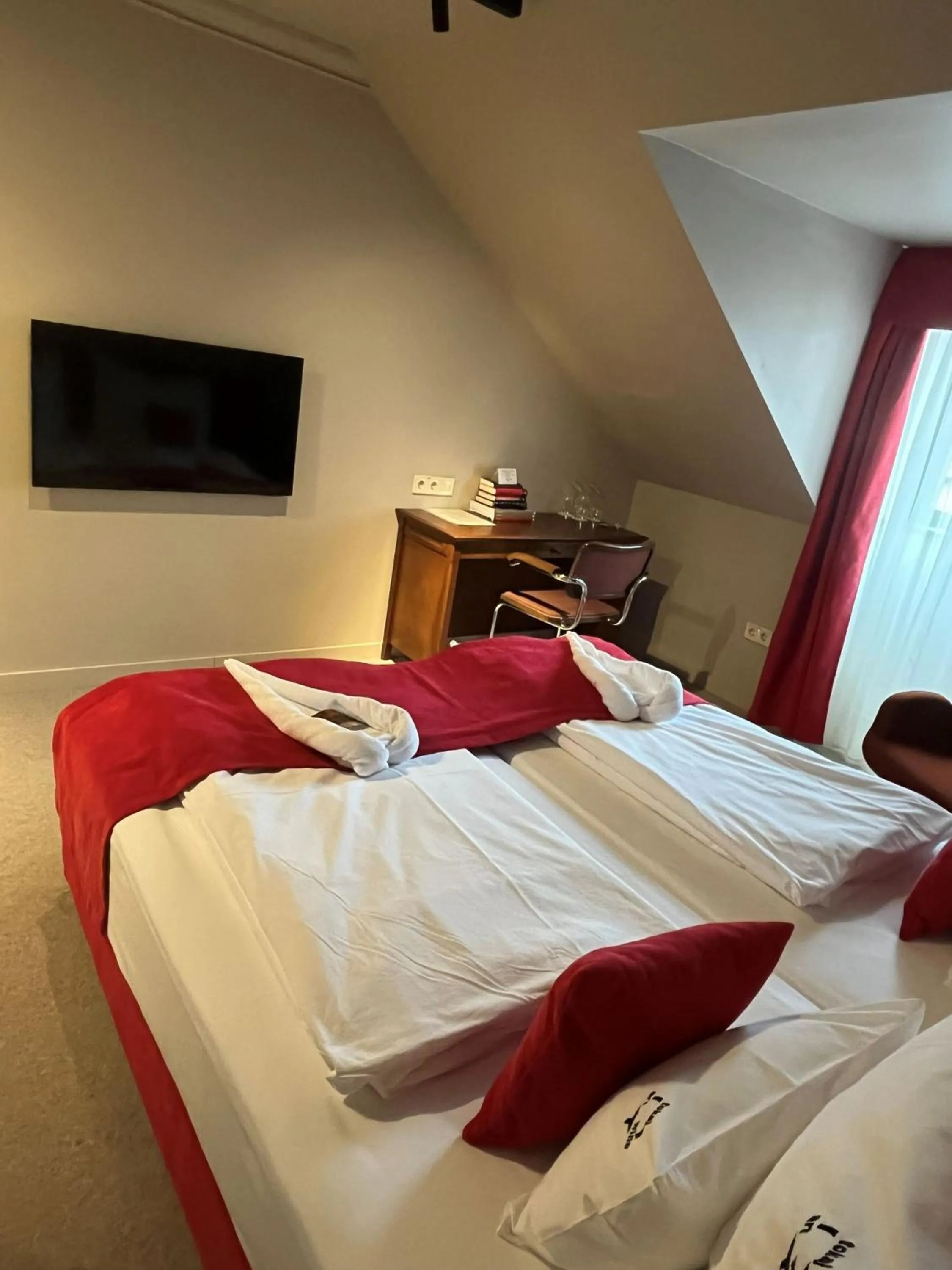 Bed in Barka Galéria Hotel és Étterem