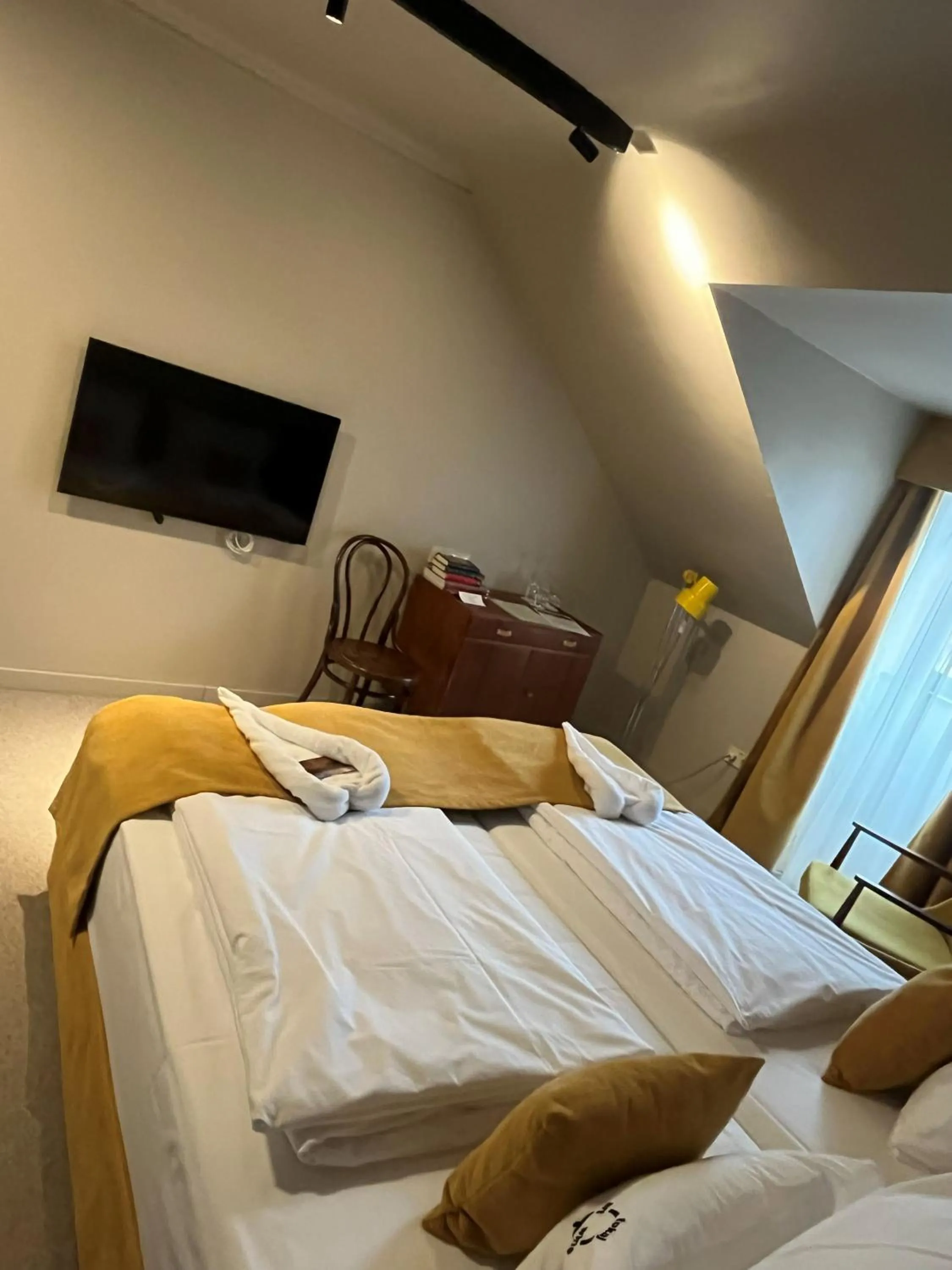 Bed in Barka Galéria Hotel és Étterem