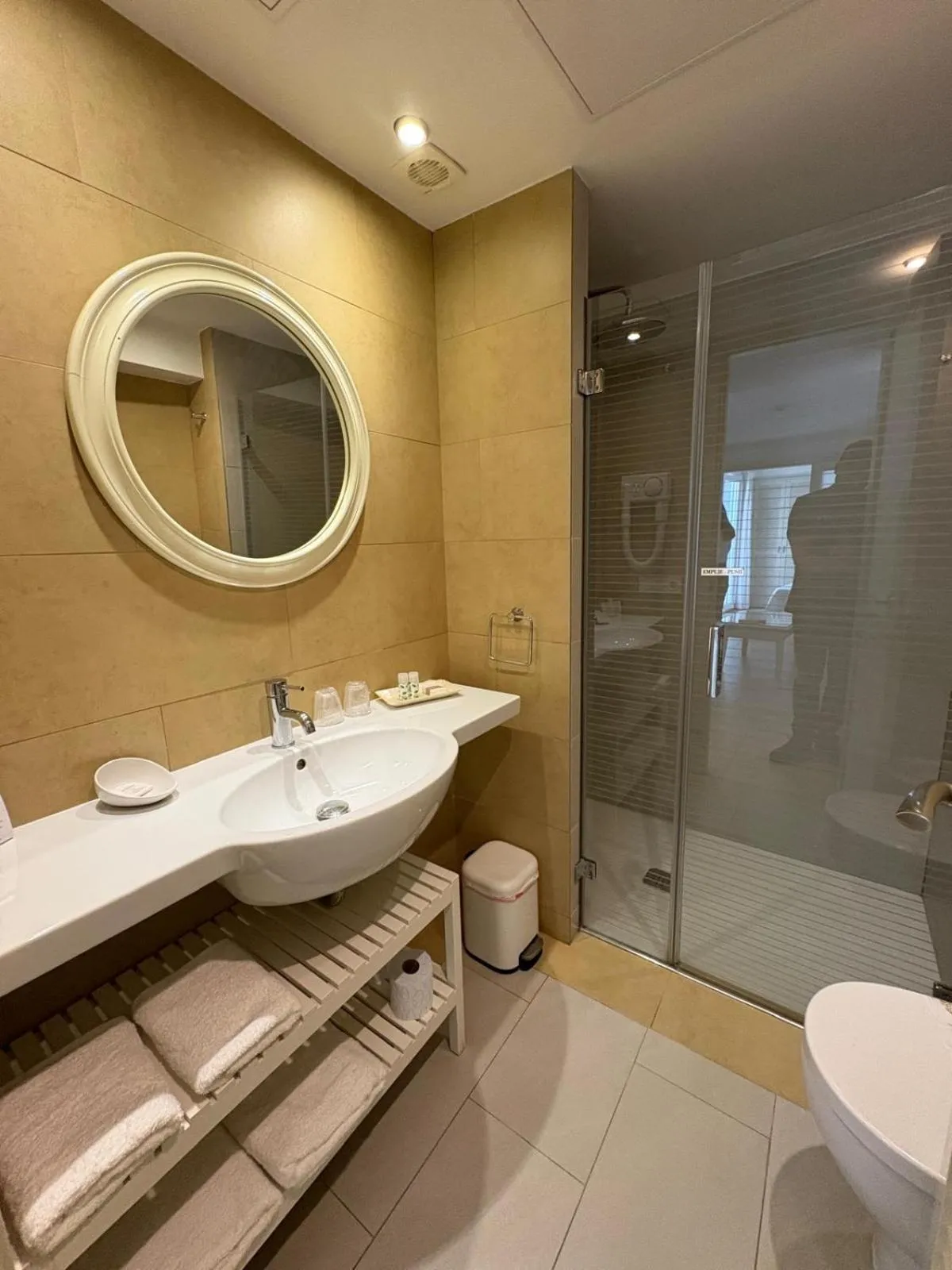 Shower in Hostal El Alojado de Velarde