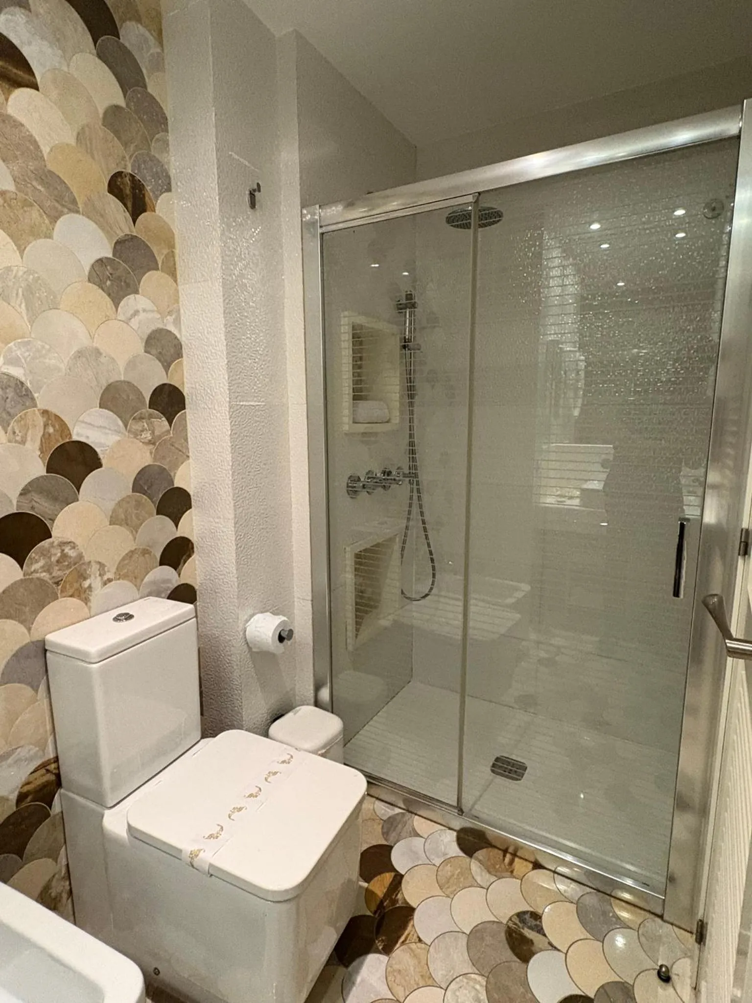 Shower in Hostal El Alojado de Velarde