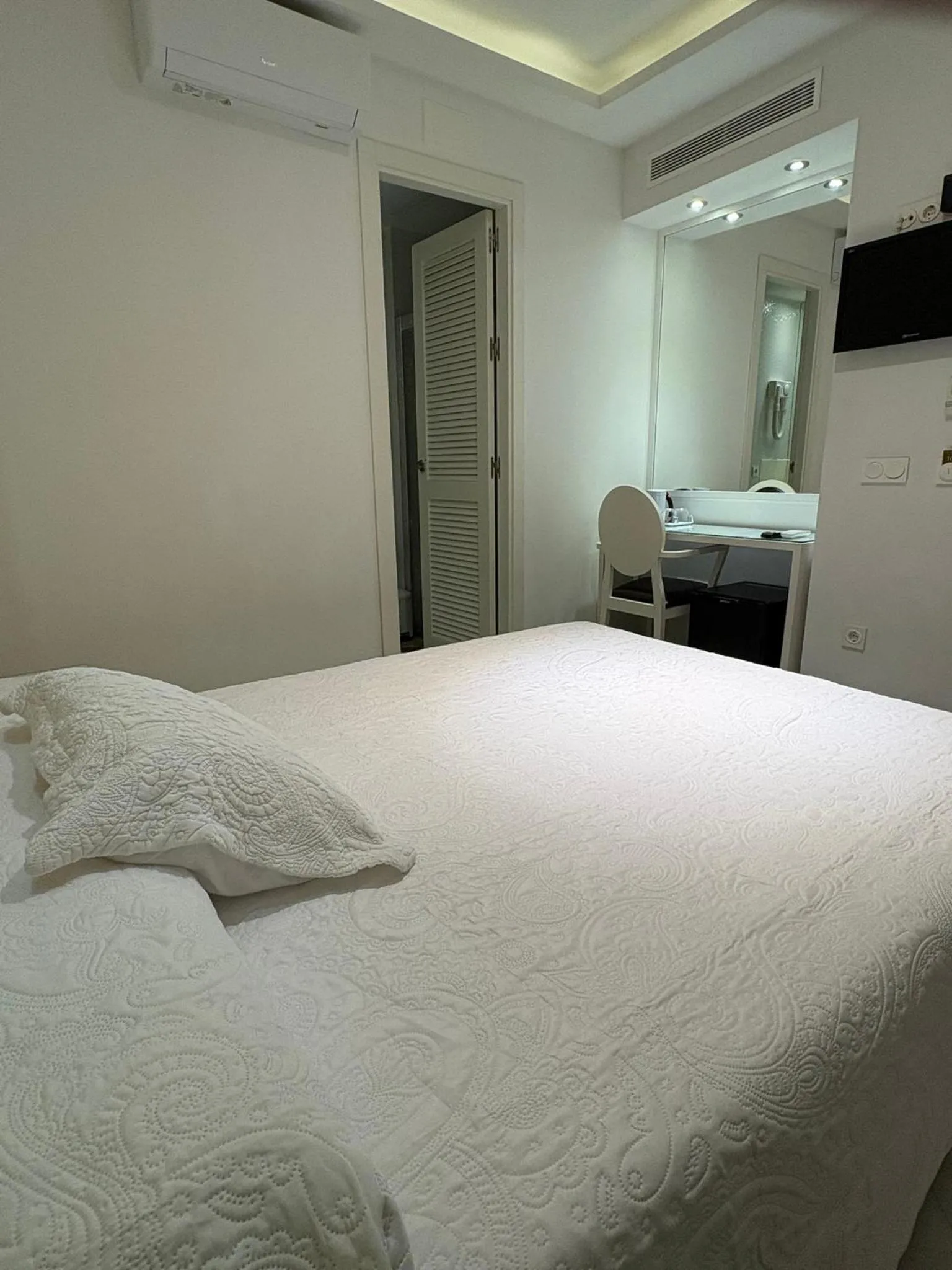 Photo of the whole room, Bed in Hostal El Alojado de Velarde