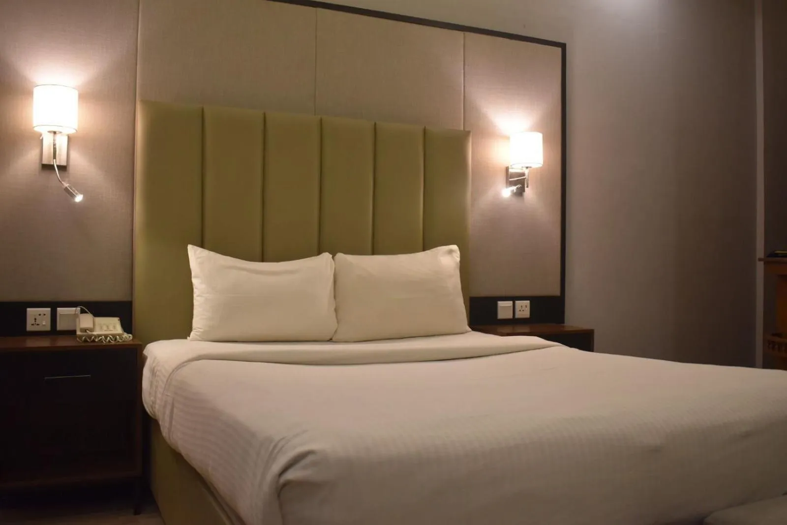 Bedroom, Bed in Sunset Suites