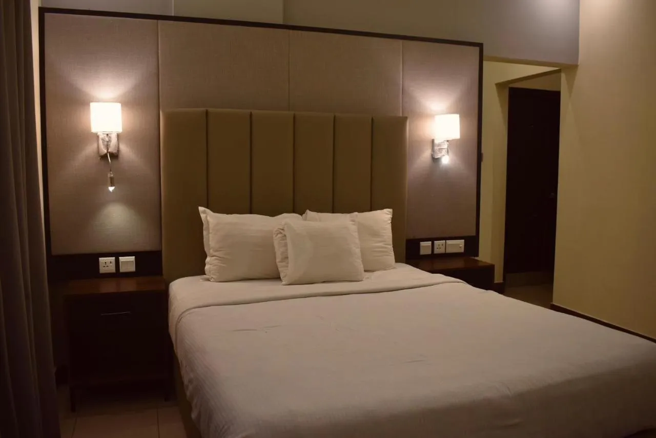 Bedroom, Bed in Sunset Suites