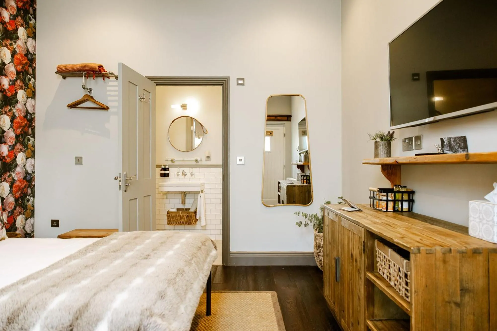 Bedroom, Bed in The George Inn