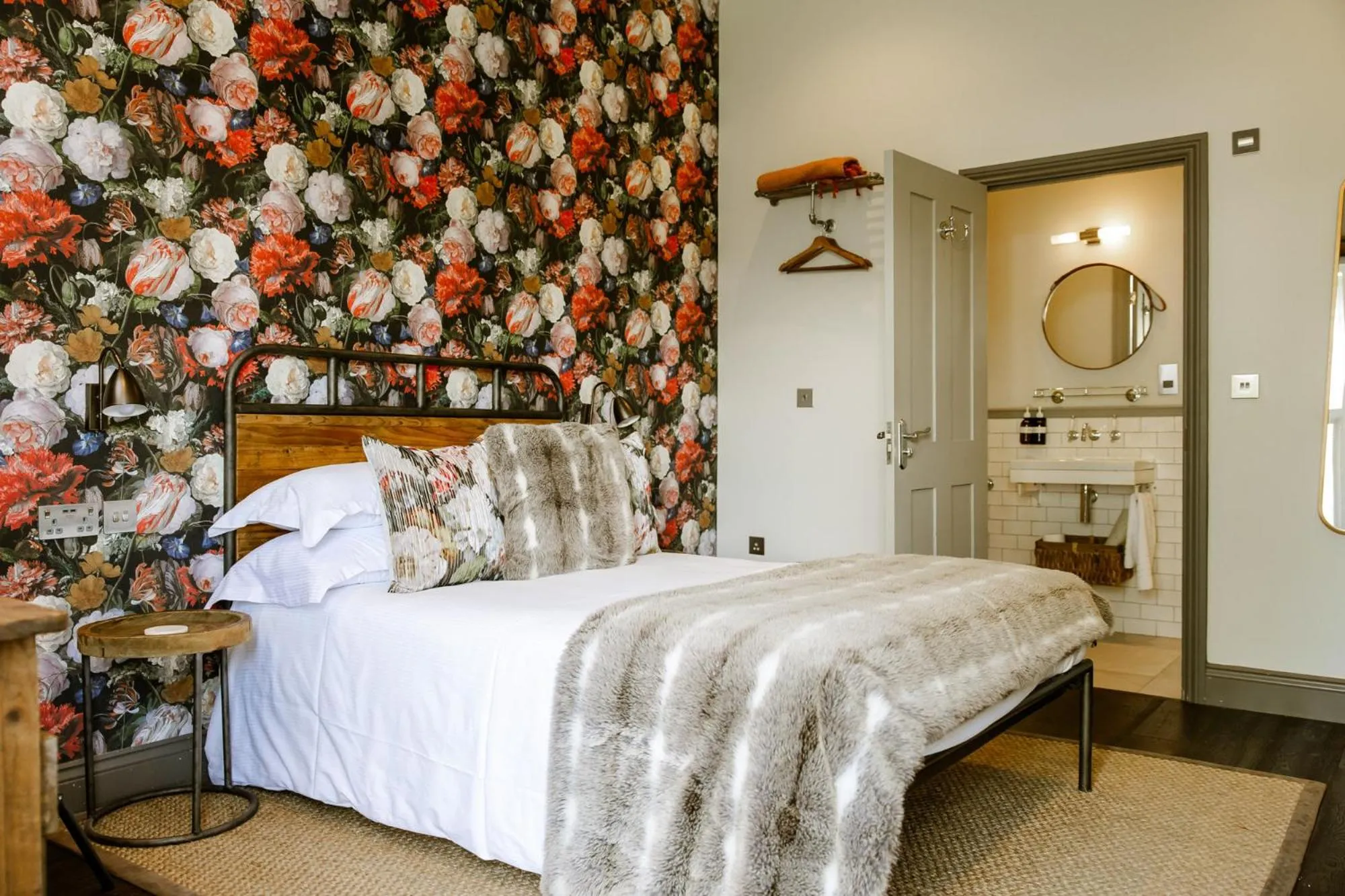 Bedroom, Bed in The George Inn