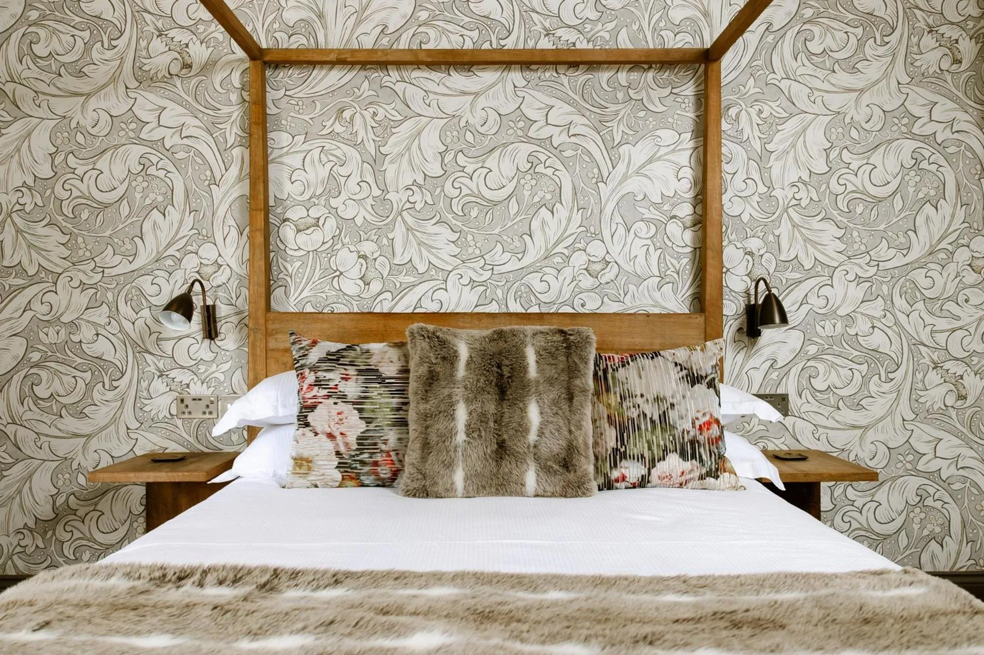 Bedroom, Bed in The George Inn