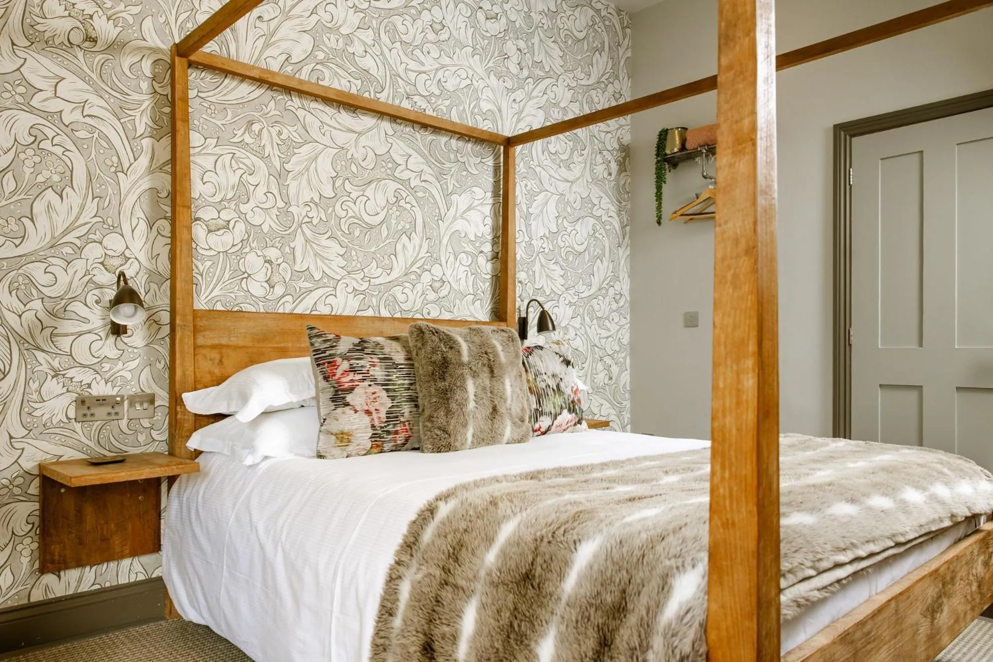 Bedroom, Bed in The George Inn