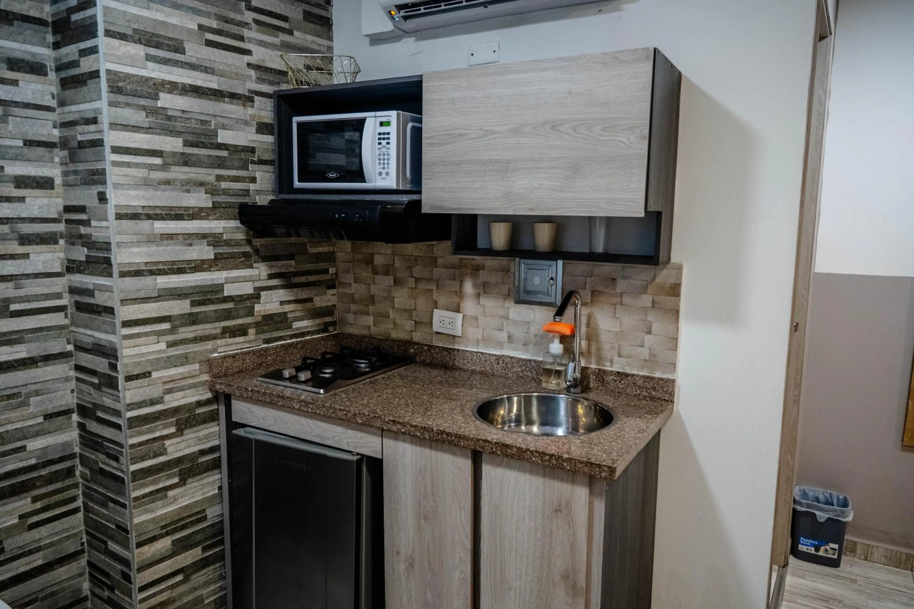 Kitchen or kitchenette in Bahia 79 Apartasuites Cerca al Centro