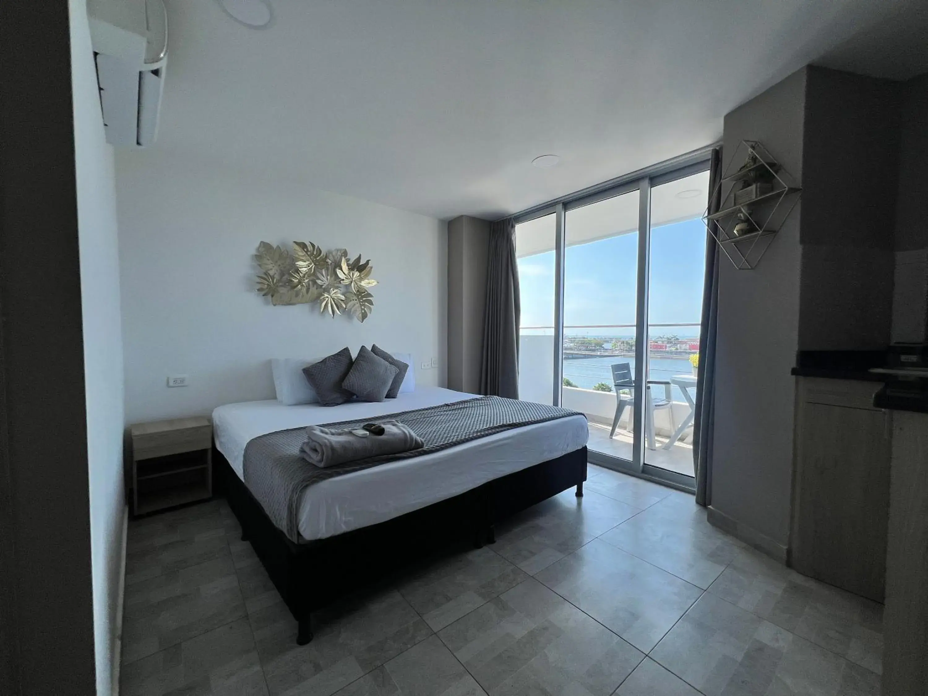 Deluxe Double Room with Balcony and Sea View in Bahia 79 Apartasuites Cerca al Centro Deluxe Double Room with Balcony and Sea View in Bahia 79 Apartasuites Cerca al Centro