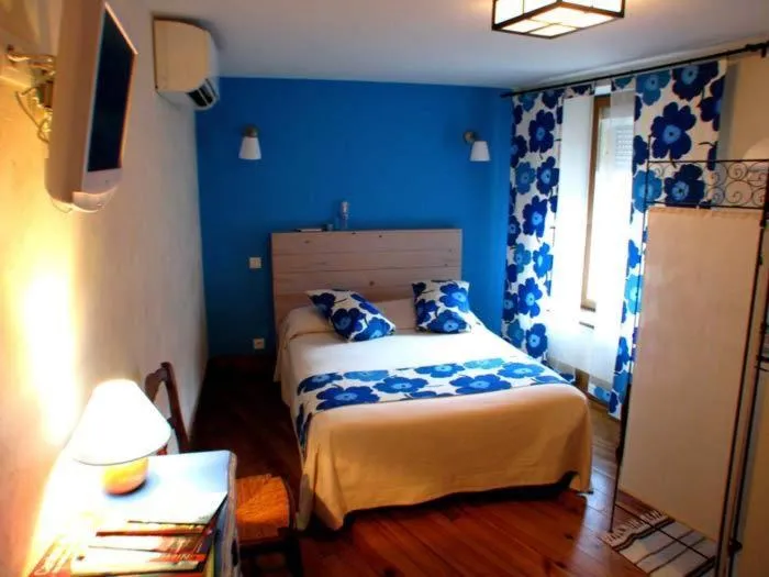 Photo of the whole room, Bed in L'Ancien Presbytère