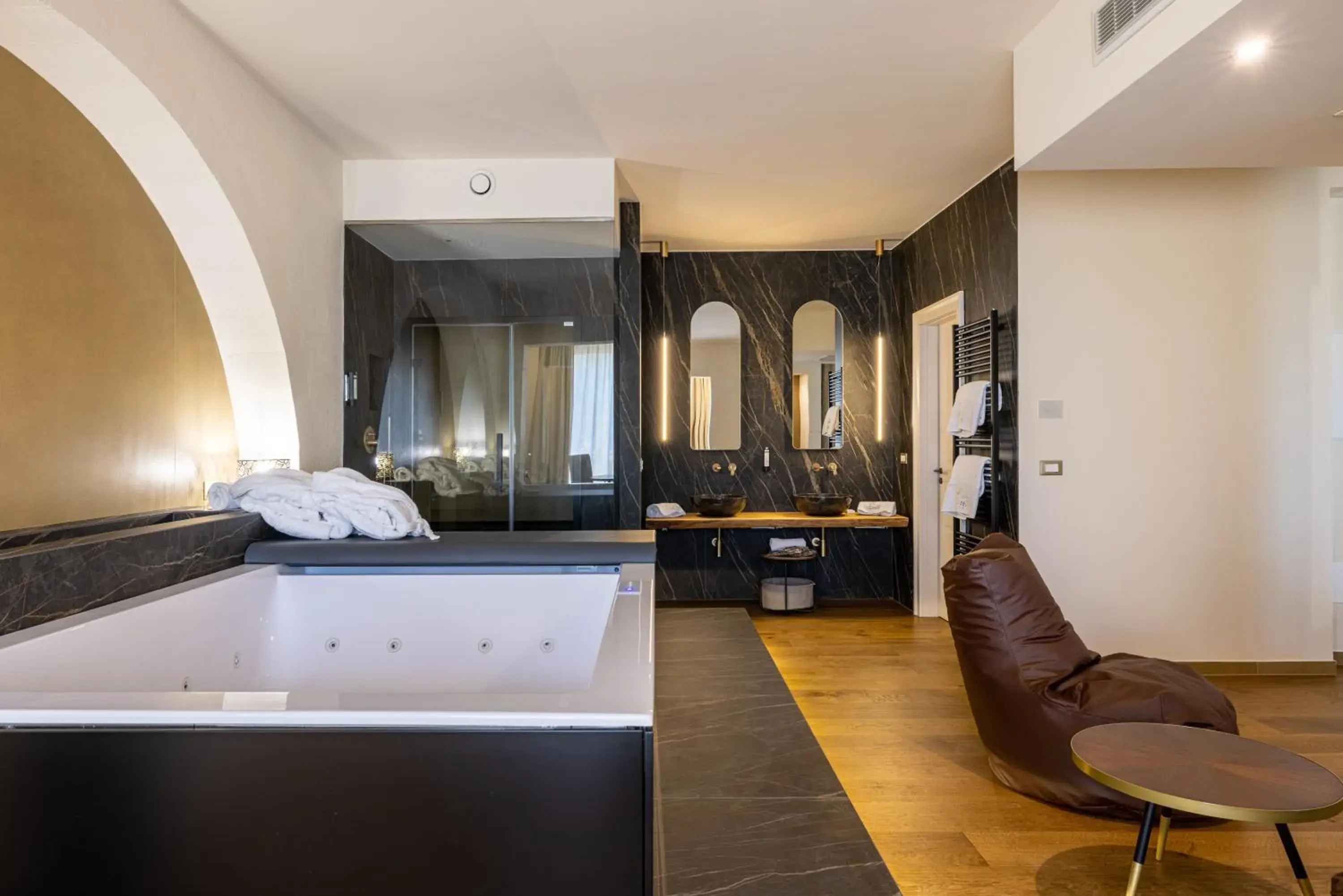 Hot Tub, Bed in Relais Masseria Caselli Hot Tub, Bed in Relais Masseria Caselli