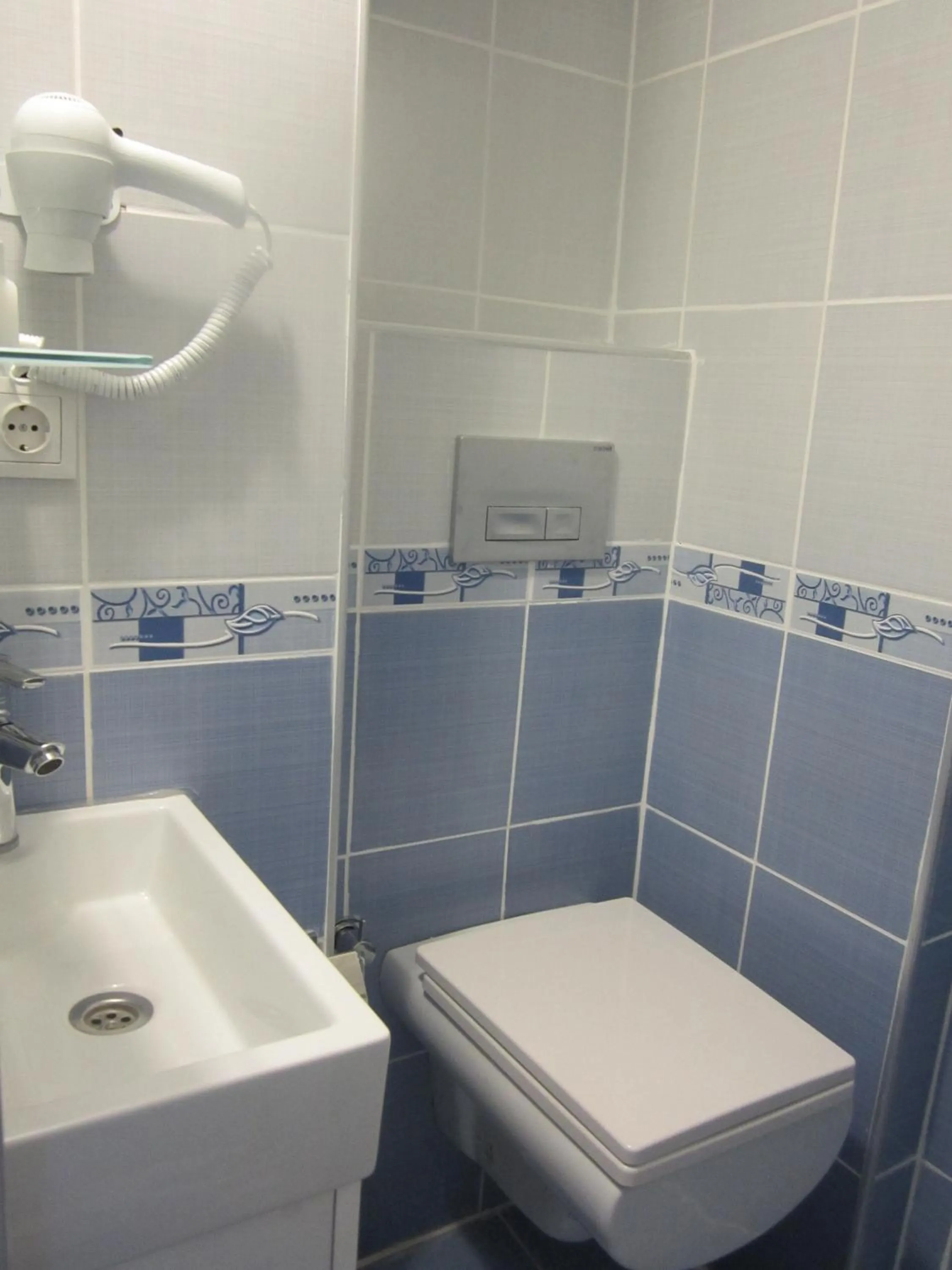 Bathroom in Hotel La White