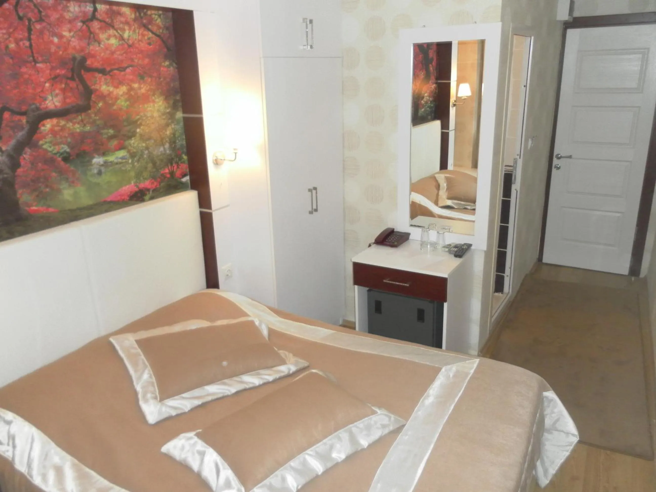 Photo of the whole room in Hotel La White