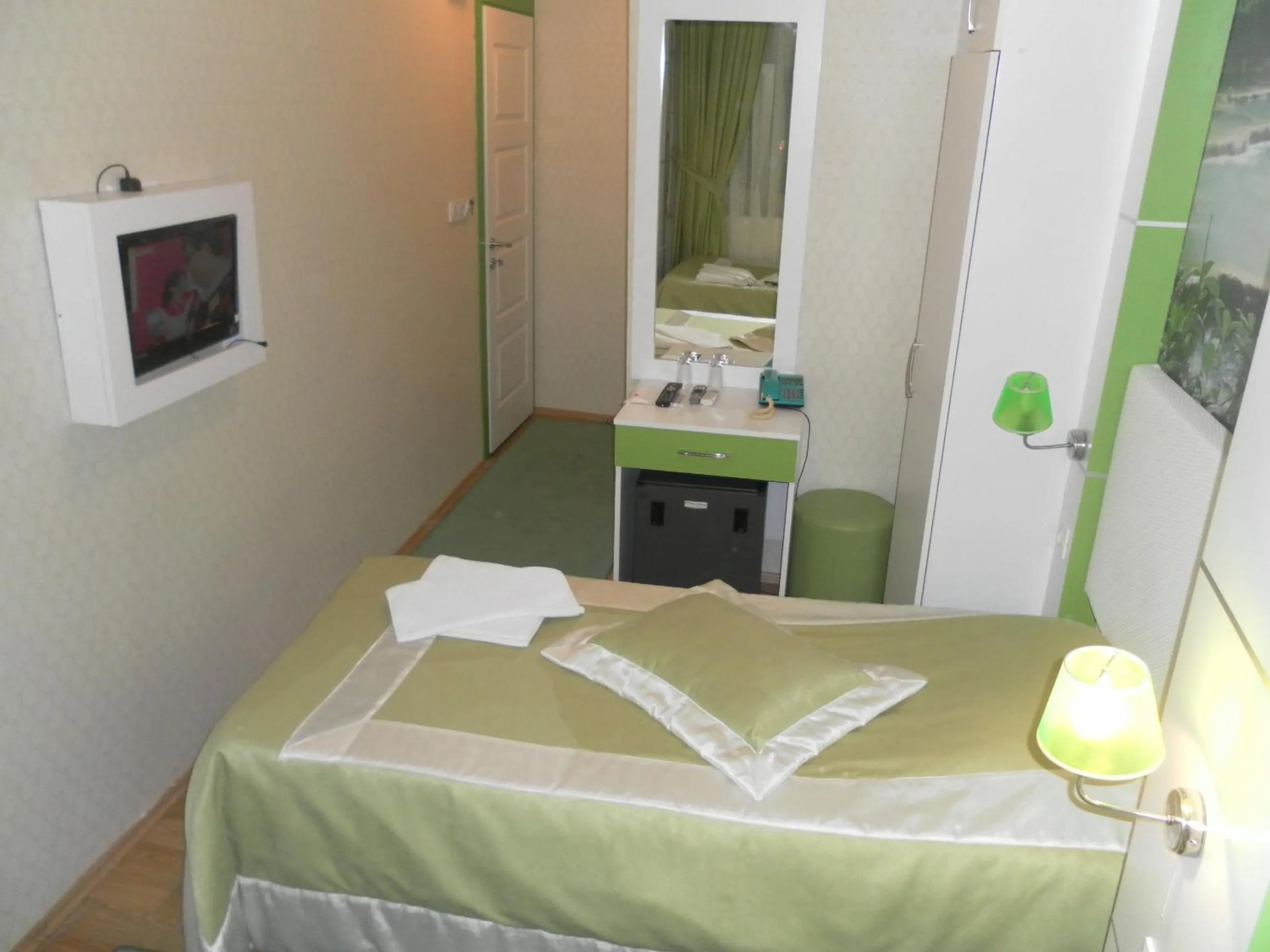 Bedroom, TV/Entertainment Center in Hotel La White