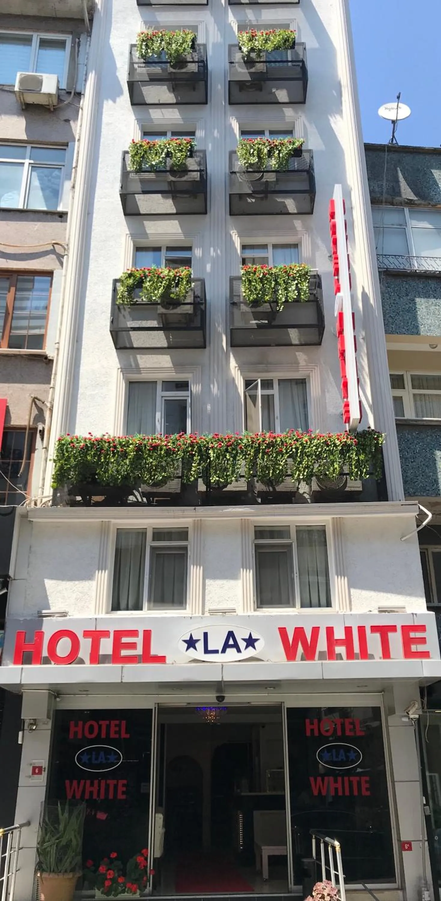 Facade/entrance in Hotel La White