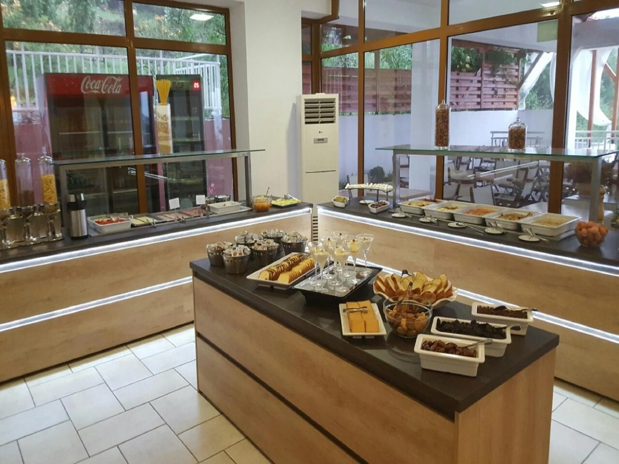 Restaurant/places to eat in Maranton Beach Hotel