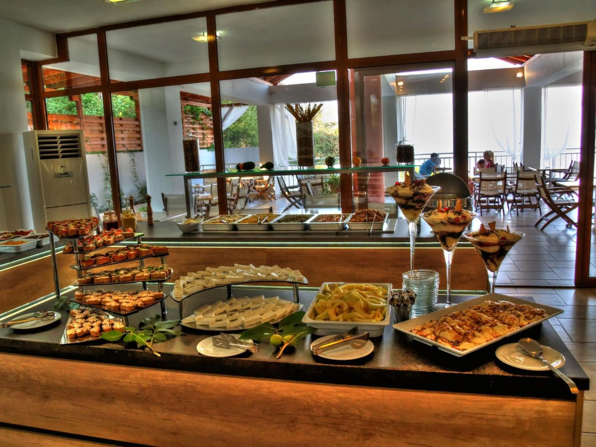 Restaurant/places to eat in Maranton Beach Hotel