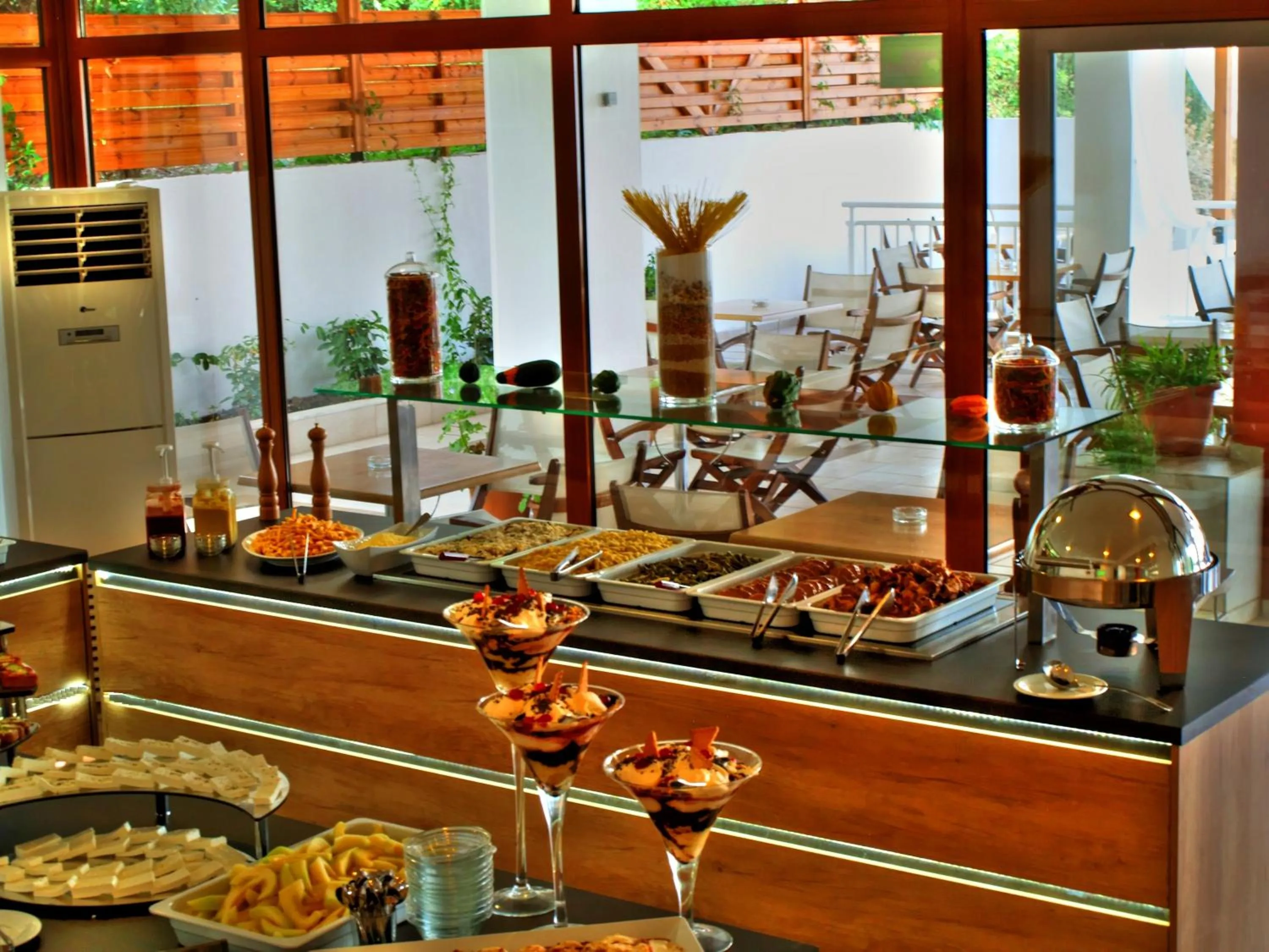 Restaurant/places to eat in Maranton Beach Hotel