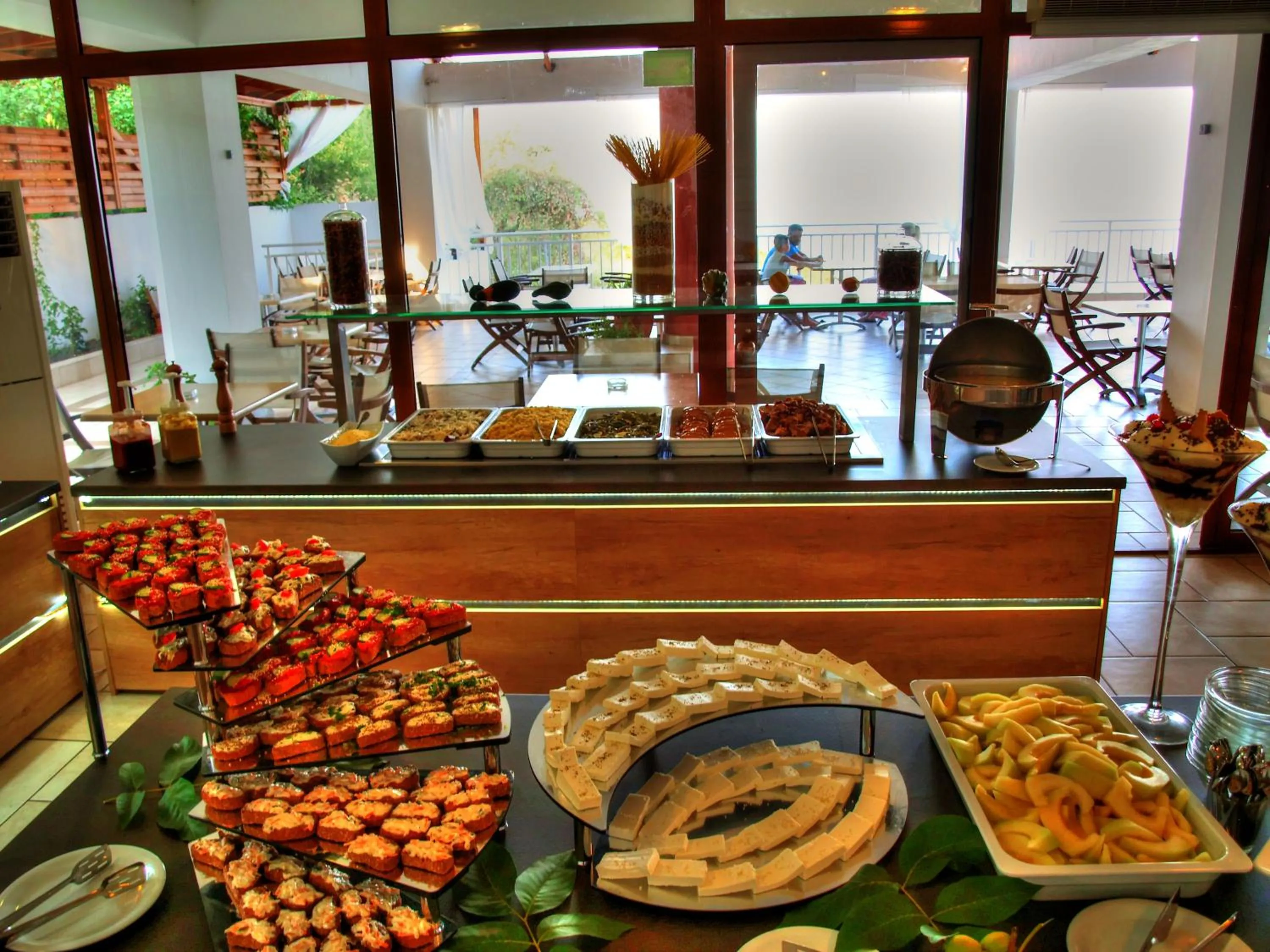 Restaurant/places to eat in Maranton Beach Hotel