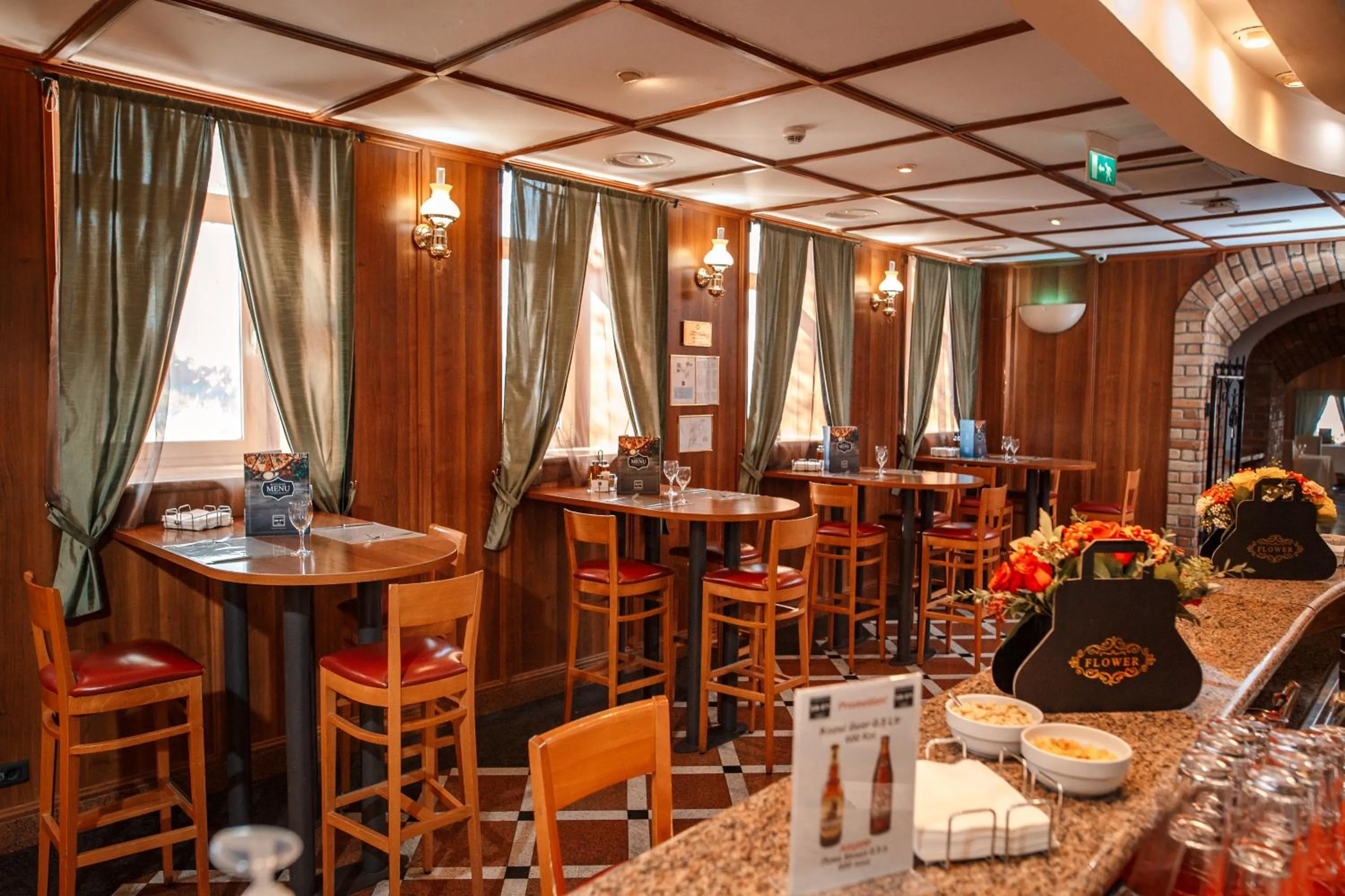 Restaurant/places to eat in River Palace Hotel