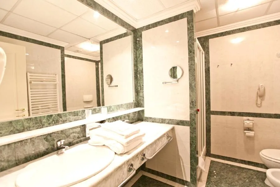 Toilet in River Palace Hotel