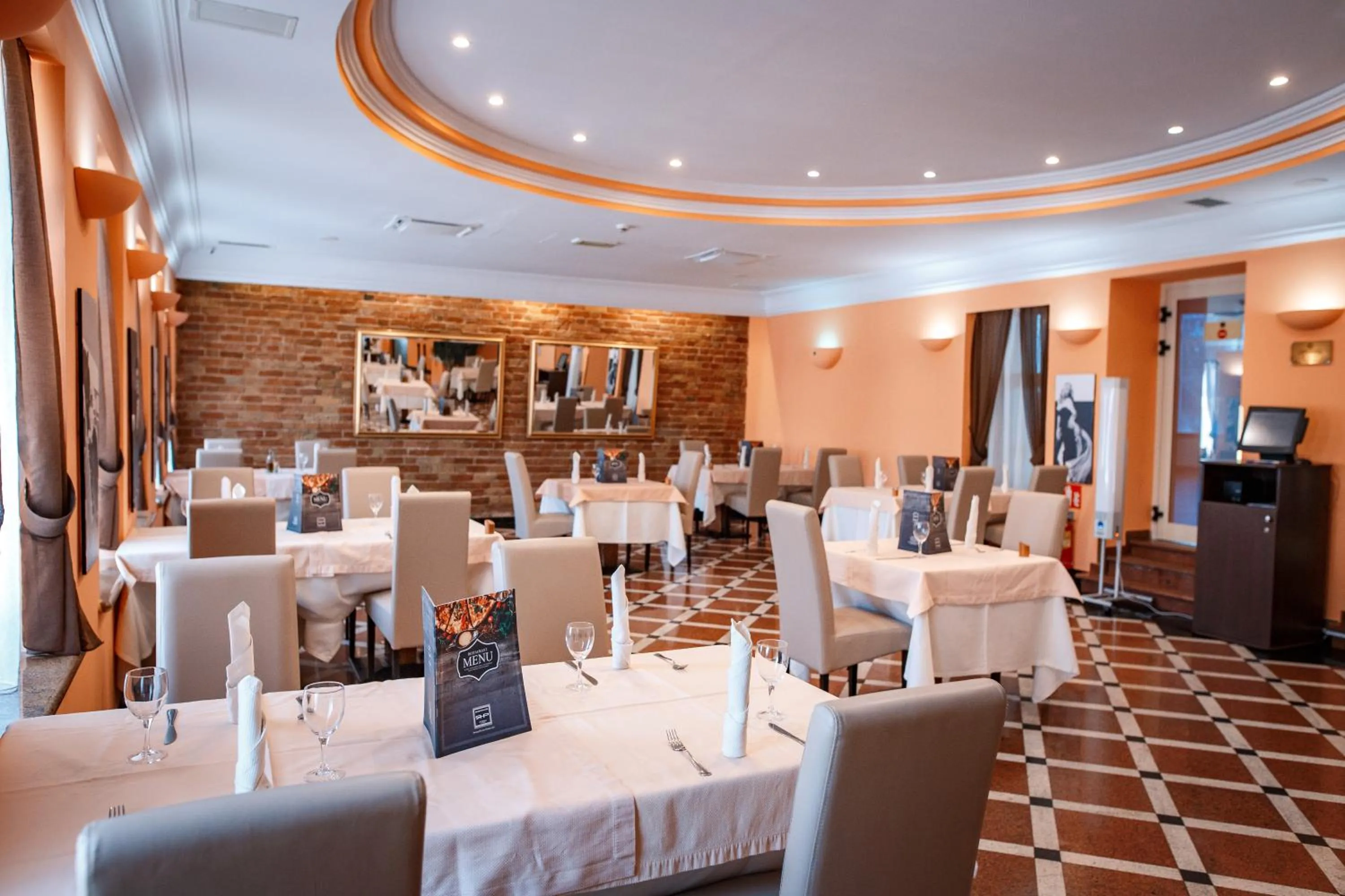 Restaurant/places to eat in River Palace Hotel