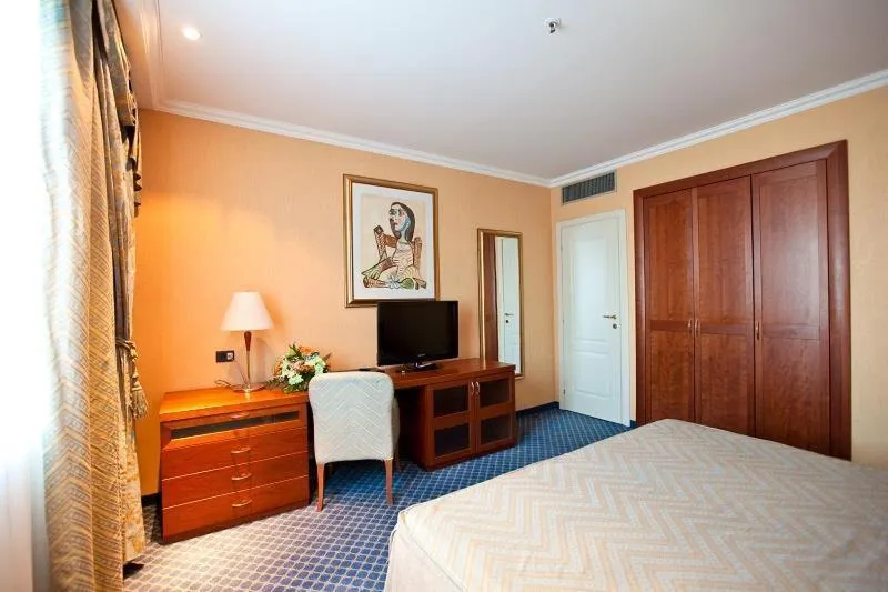 Bed in River Palace Hotel